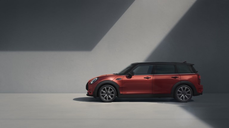 MINI Clubman – oldalnézet – red  and black 