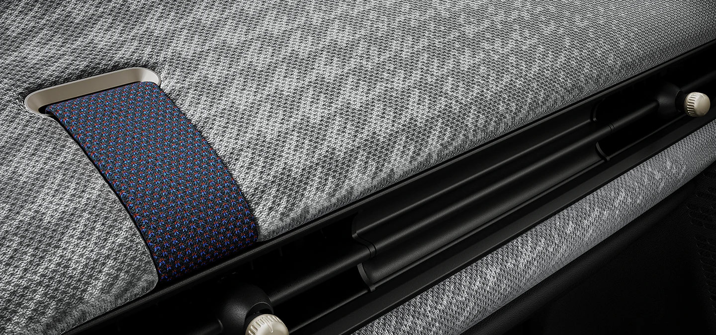 Közeli felvétel a MINI Cooper utasteréről, a 2D kötött műszerfalról.