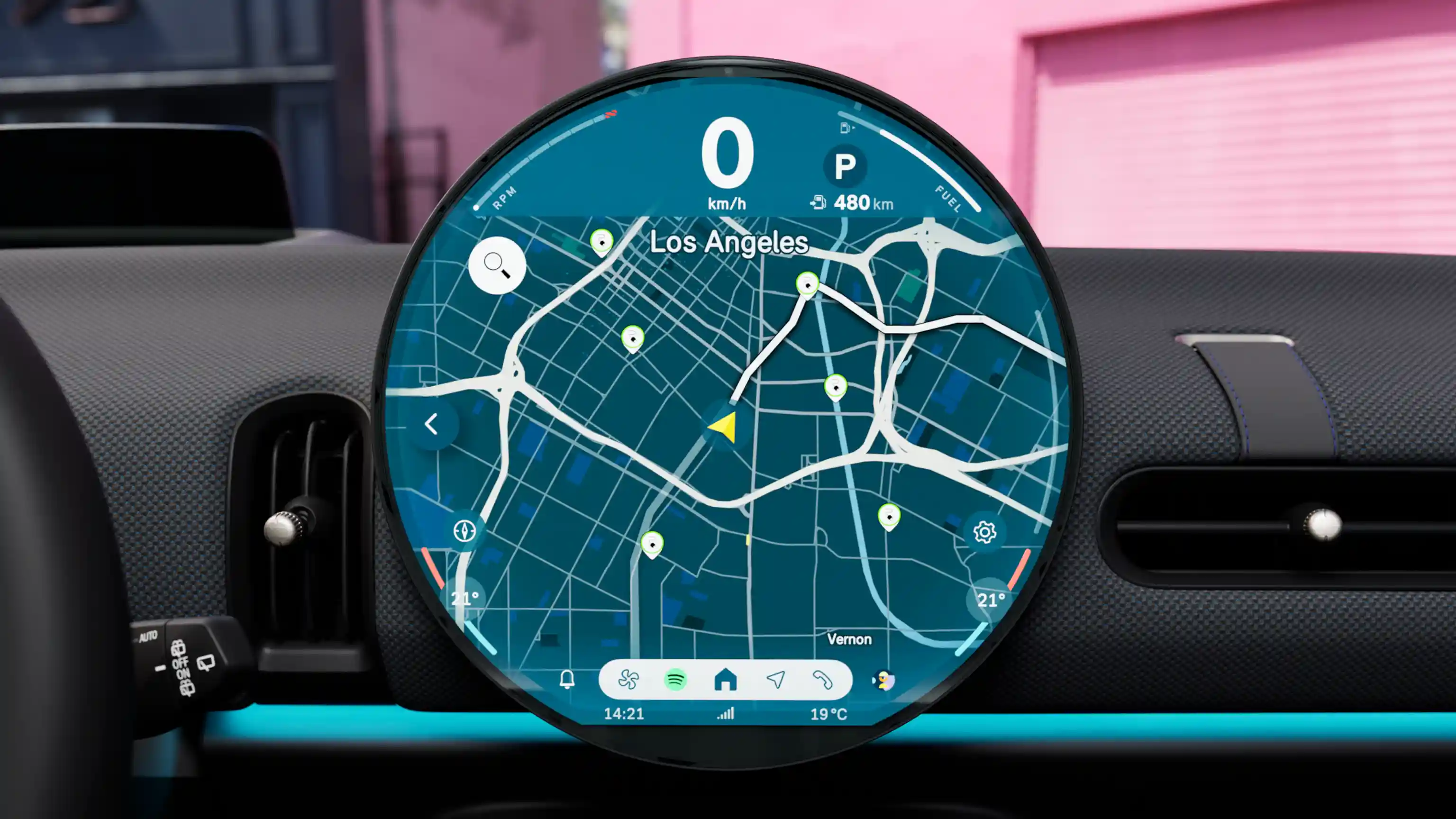 Videó a MINI Cooper kijelzőjéről, amelyen a navigáció és kezelőelemek láthatók