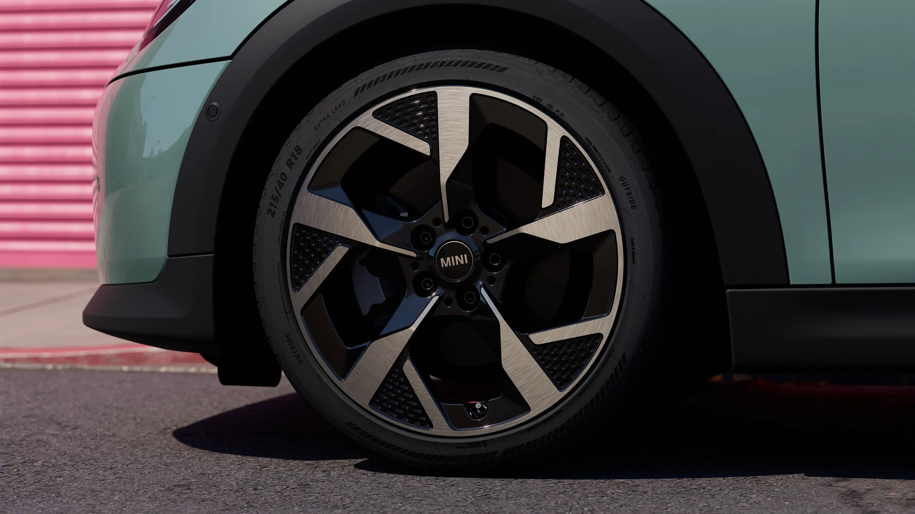 Egy MINI Cooper forgó Slide Spoke keréktárcsájának videója