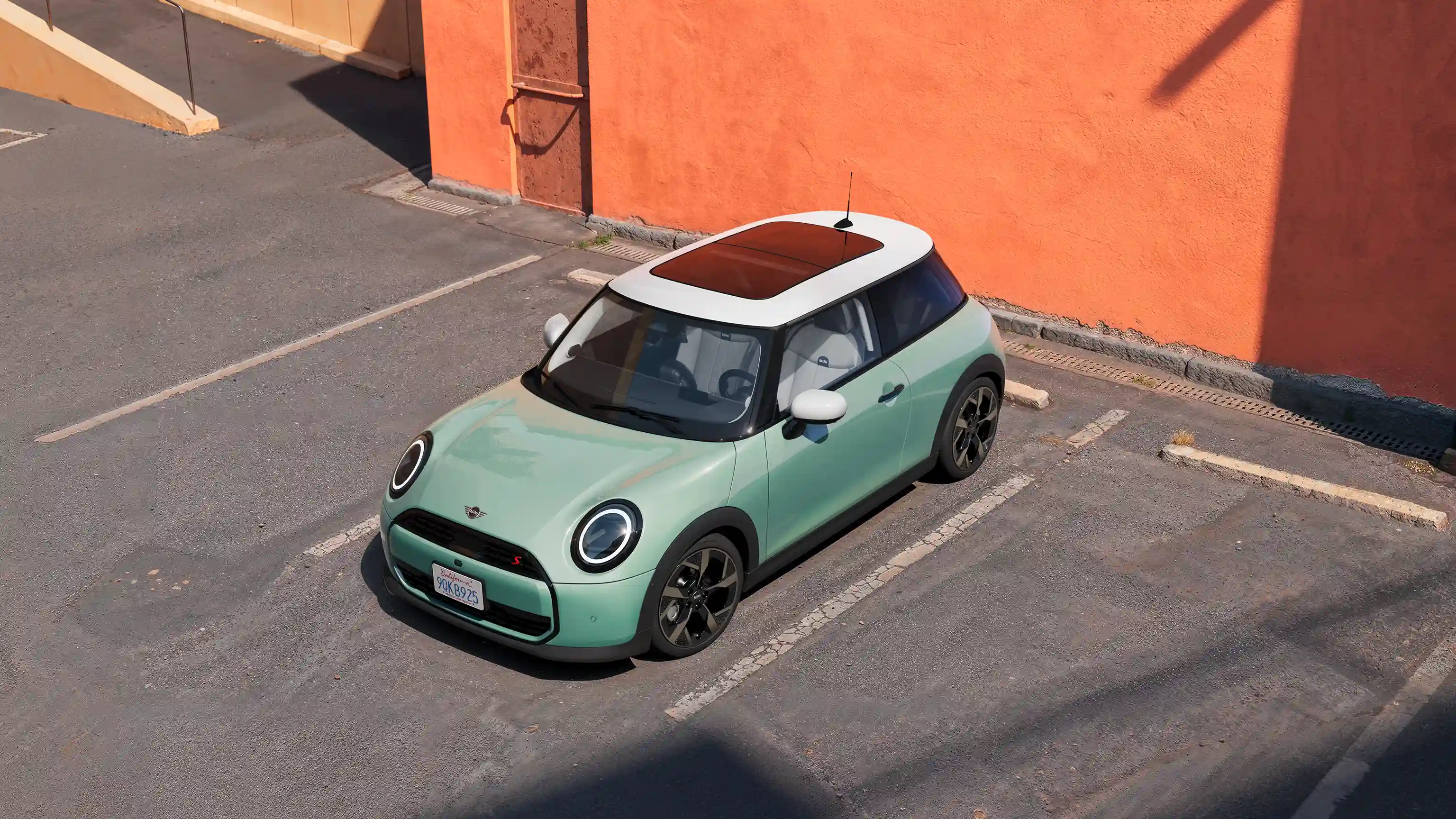 A MINI Cooper külsejét és belső terét részletesen bemutató videó. A kamera a műszerfalon fordul körbe, bemutatva a dizájnelemeket.