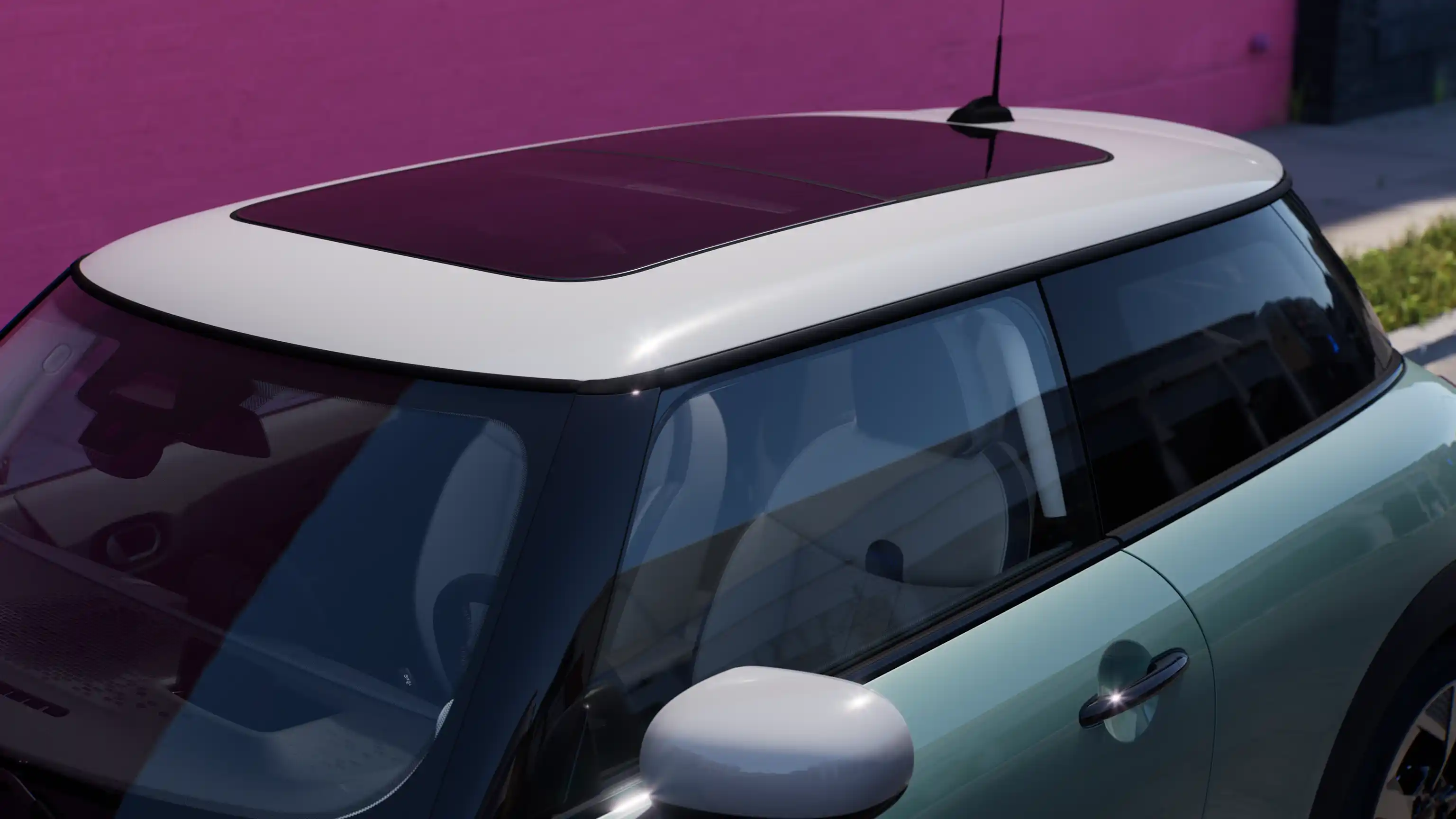 A MINI Cooper felülnézetben, Ocean Wave Green színben, kontrasztszínű nagy üvegtetővel.