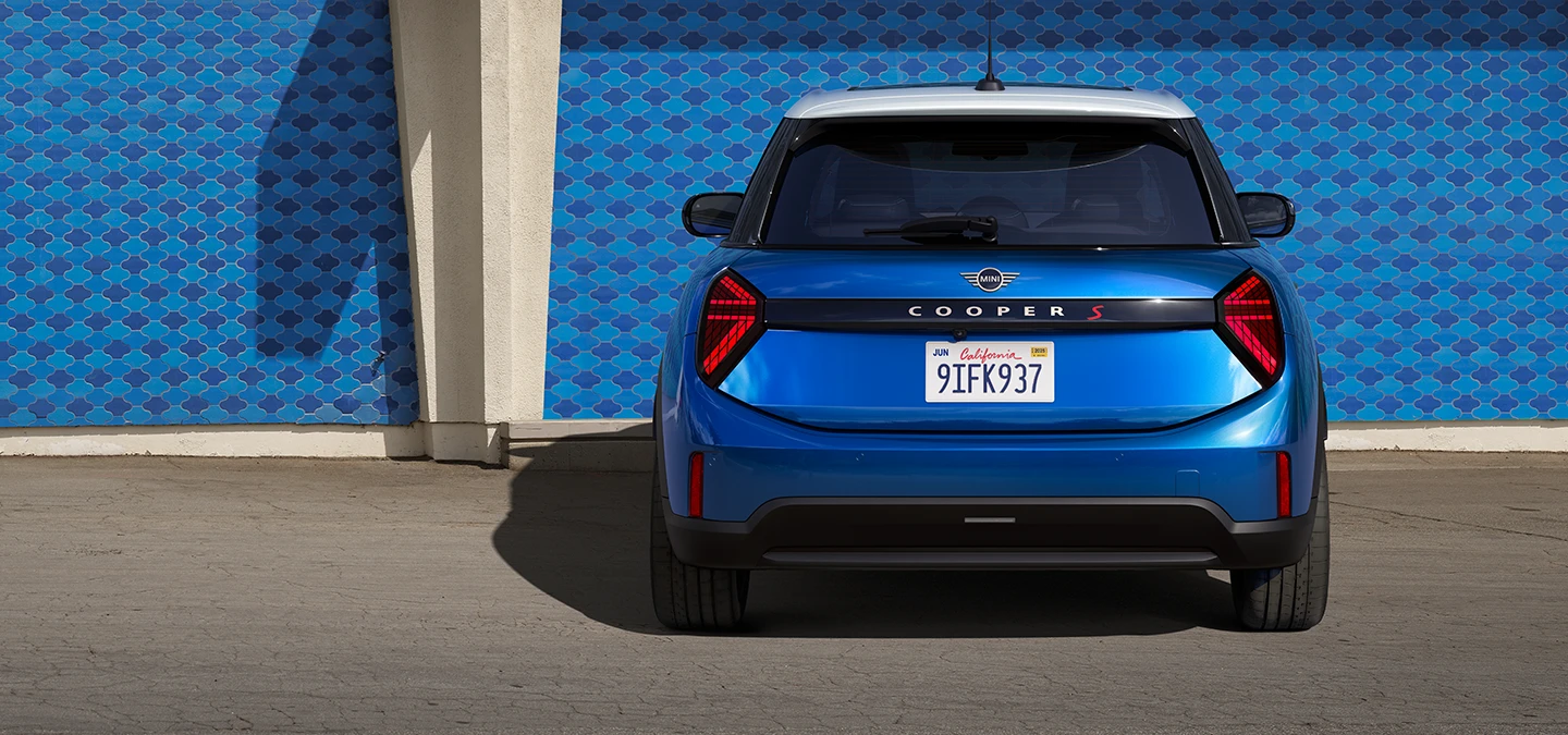 Az 5 ajtós MINI Cooper hátulról, Icy Sunshine Blue színben, többtónusú kék tetővel.