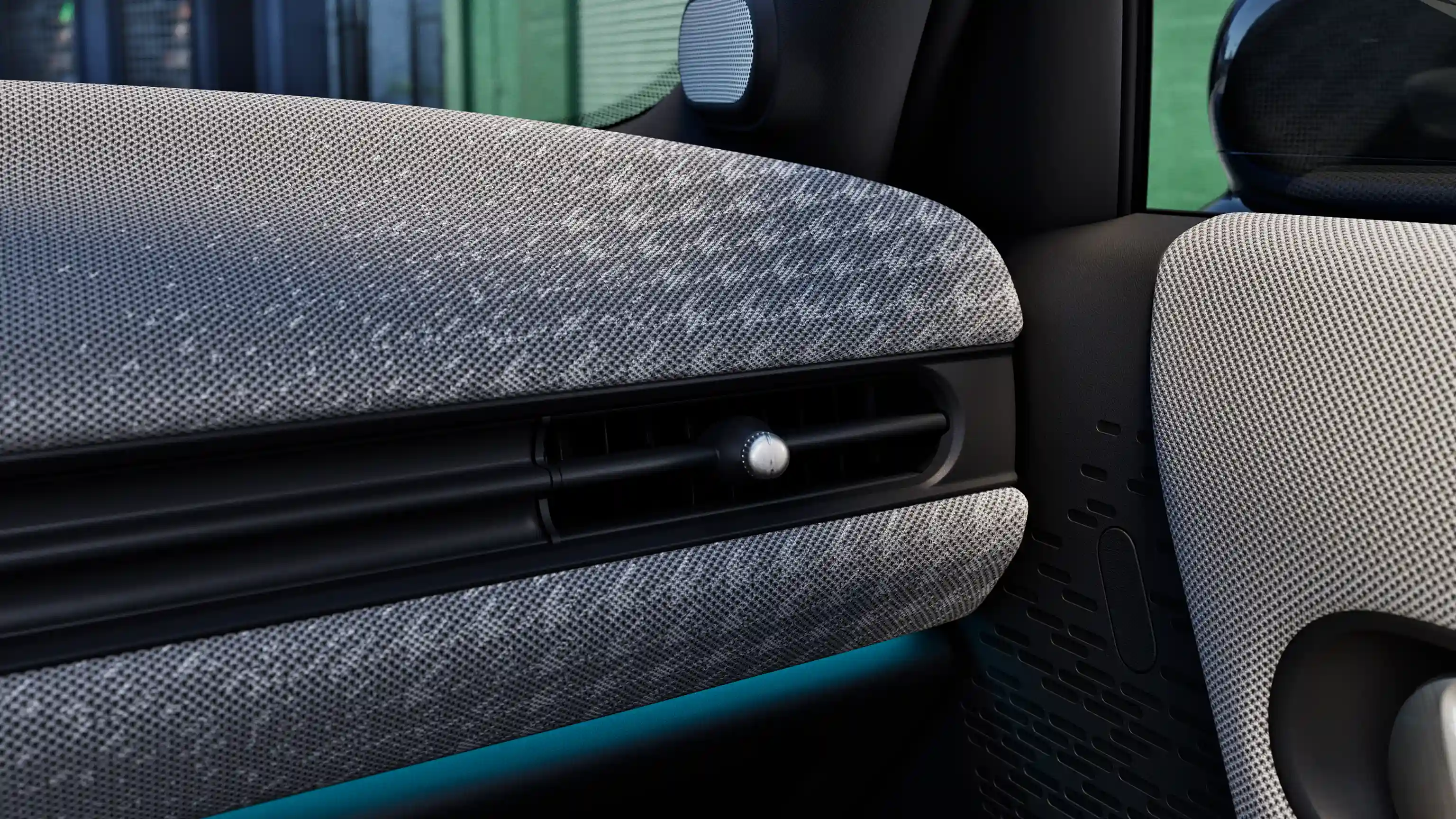 Részletkép az 5 ajtós MINI Cooper műszerfaláról, kék hangulatvilágítással