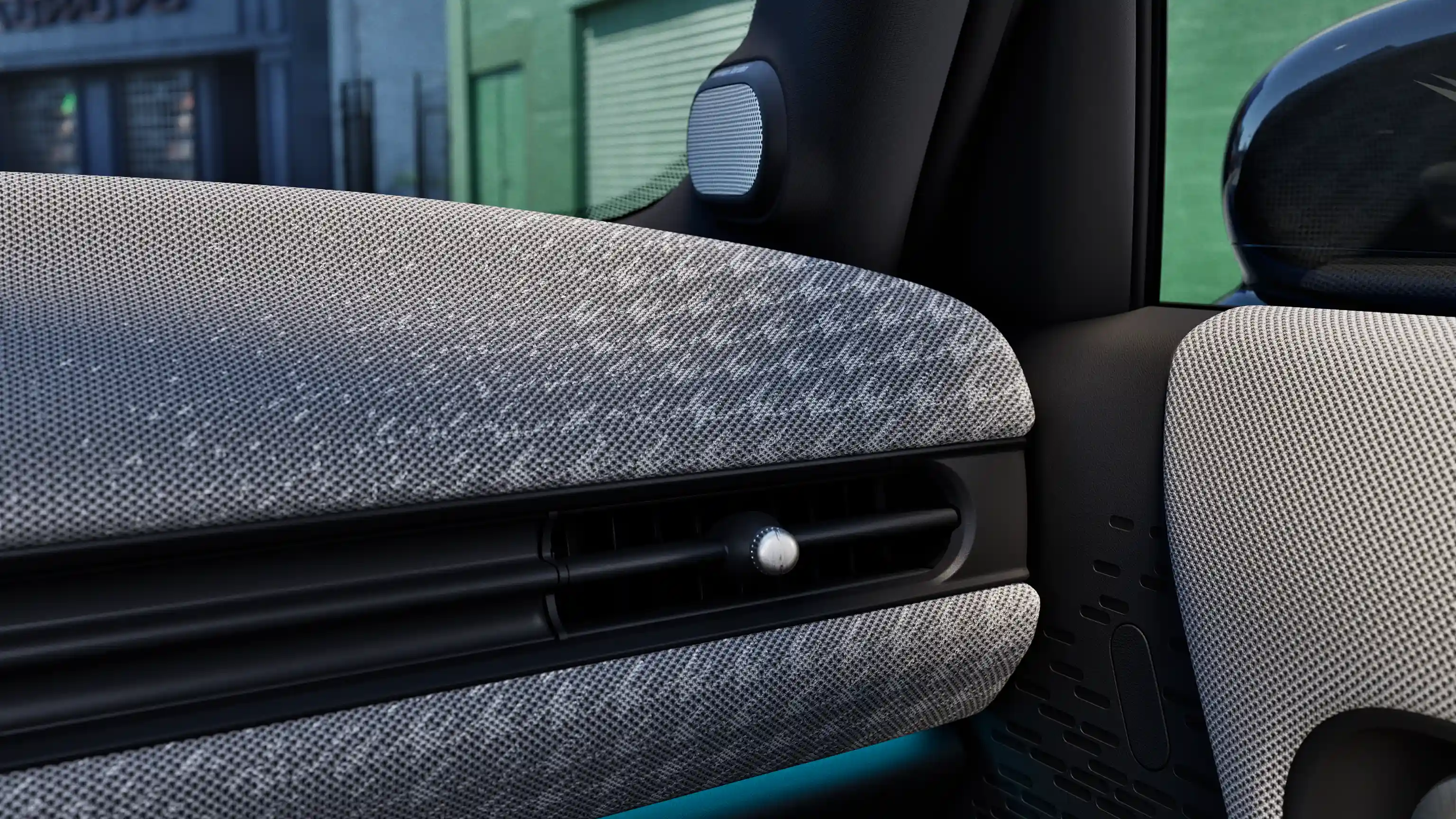 Részletkép az 5 ajtós MINI Cooper műszerfaláról, kék hangulatvilágítással