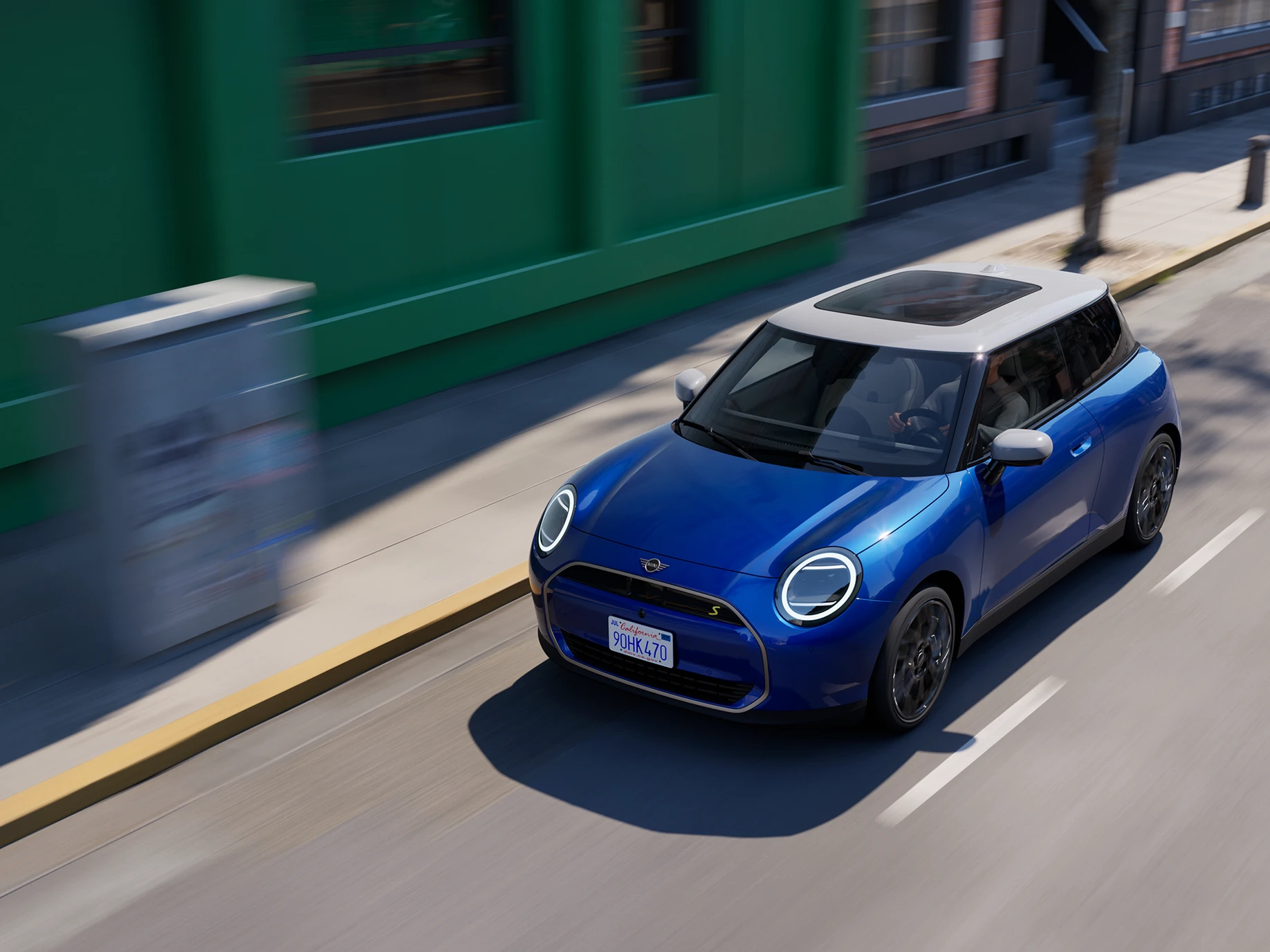 A tisztán elektromos MINI Cooper felülnézete, Blazing Blue színben, fehér tetővel. 