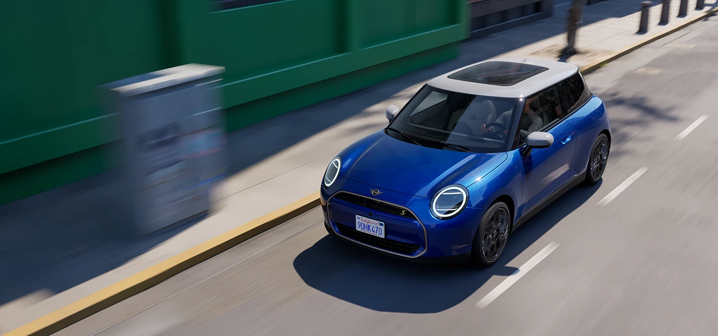 A tisztán elektromos MINI Cooper felülnézete, Blazing Blue színben, fehér tetővel. 