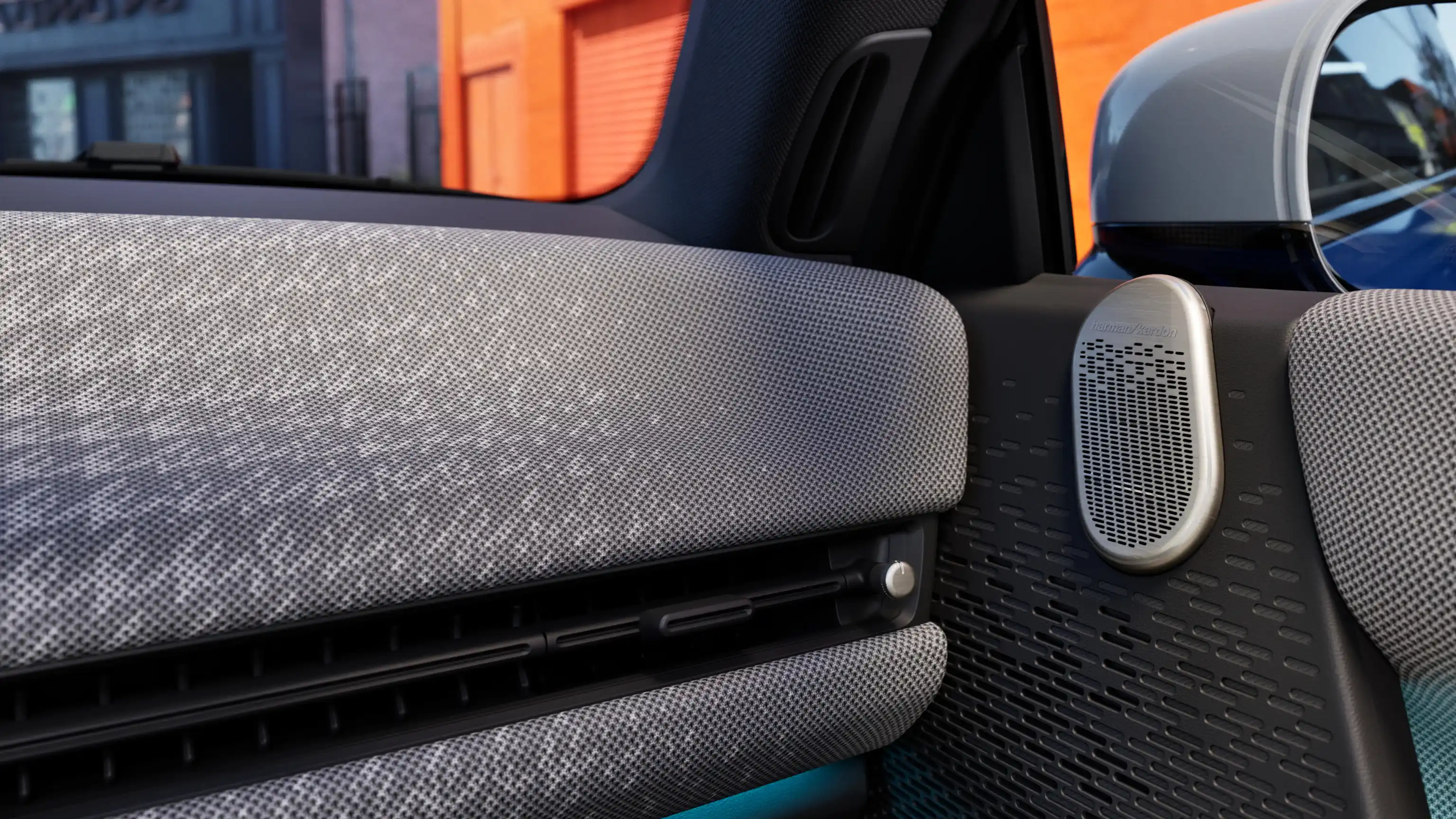 Egy tisztán elektromos MINI Cooper műszerfalának részlete szürkében