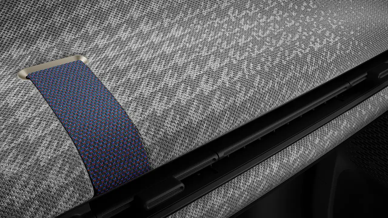 Egy tisztán elektromos MINI Cooper műszerfala szürkében és fehérben