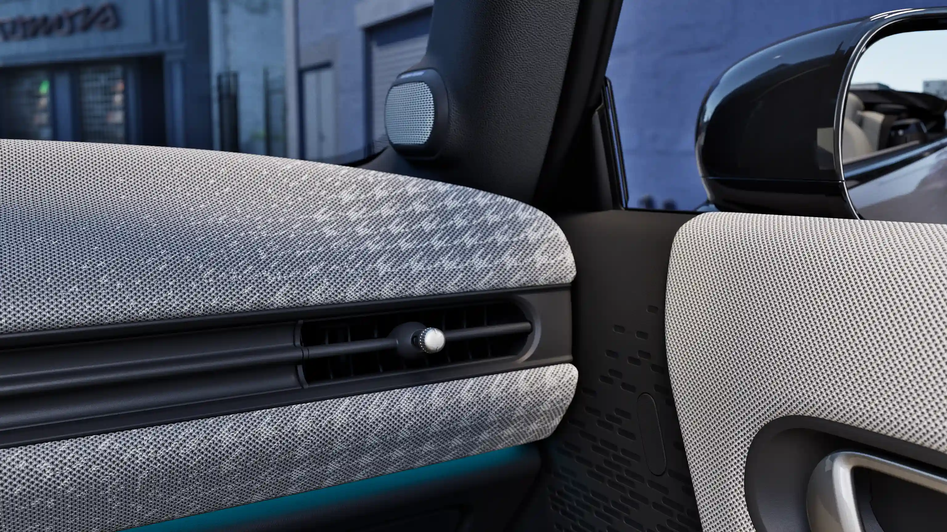 A MINI Cooper Cabrio műszerfala környezeti megvilágítással (részletes nézet)