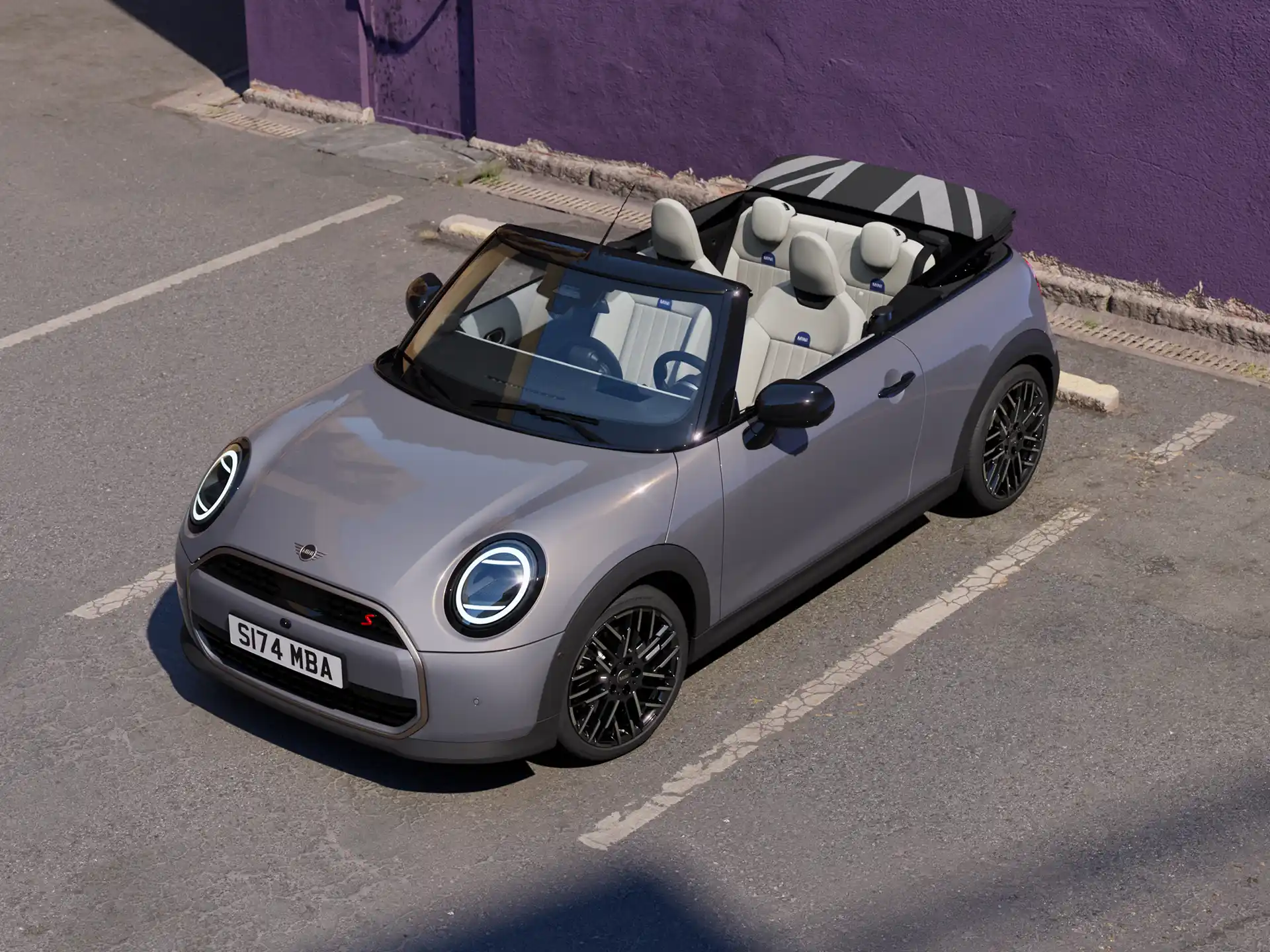 A tisztán elektromos MINI Cooper Cabrio külső és belső terét részletesen bemutató videó. A kamera végigpásztázza a műszerfalat, kiemelve a dizájnelemeket.