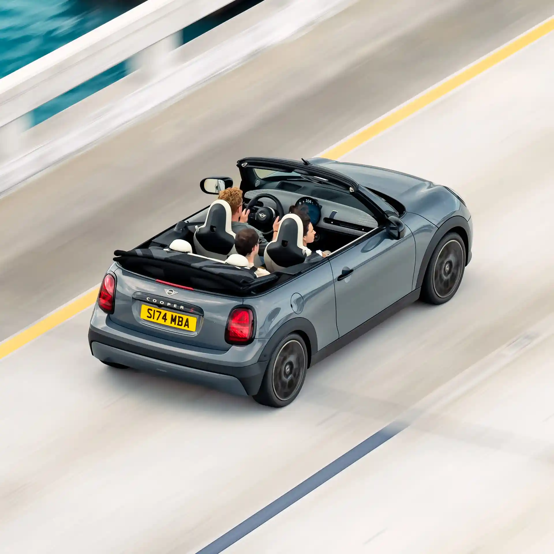 Egy MINI Cooper Cabrio az utcán, menet közben (felső hátsó nézet)