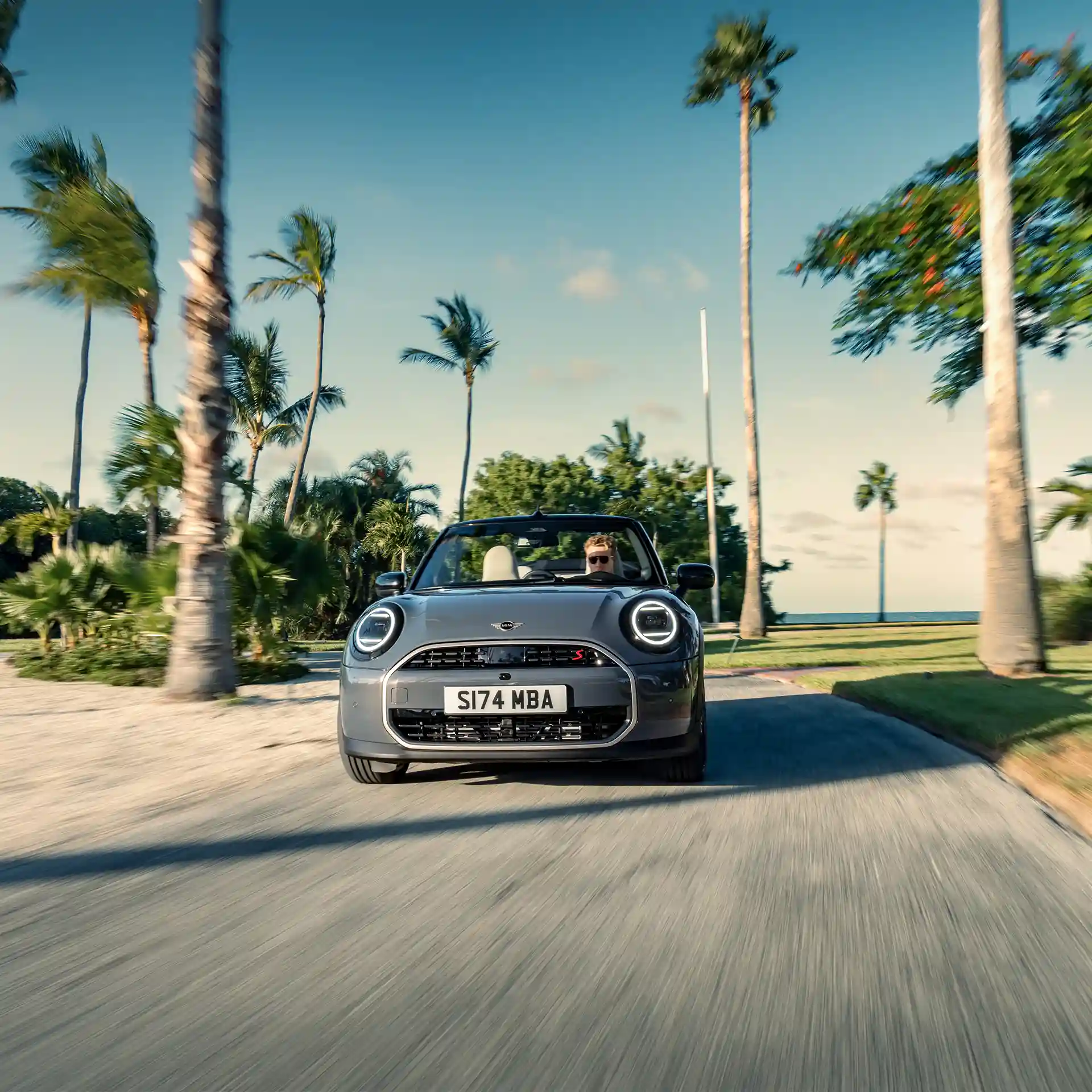 Egy Copper Grey fényezésű MINI Cooper Cabrio az utcán, elölről