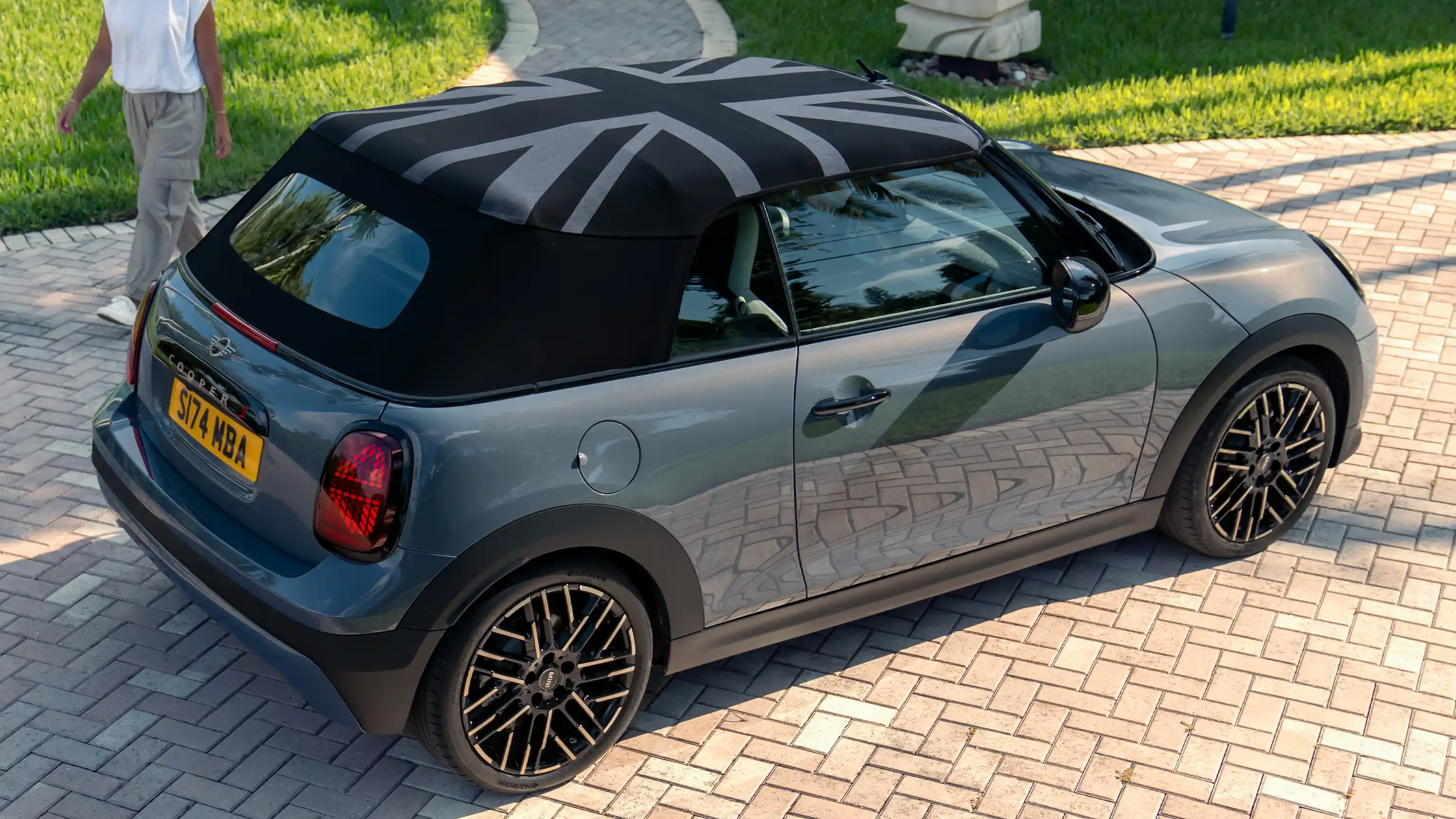 A Copper Grey fényezésű MINI Cooper Cabrio felülnézetből, MINI Yours tetővel