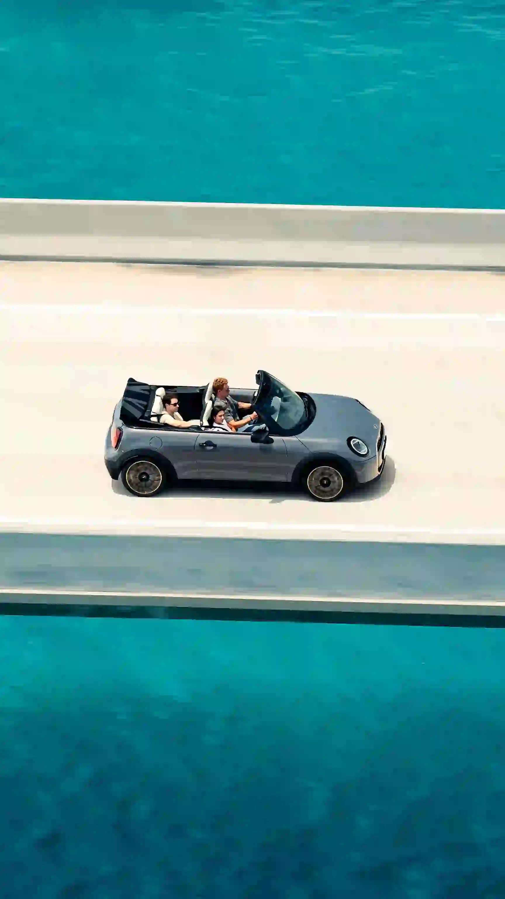 MINI Cooper Cabrio - Egy mozgásban lévő autó