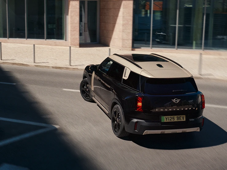 A tisztán elektromos MINI Countryman hátsó felülnézete, Midnight Black színben, Vibrant Silver színű tetővel,