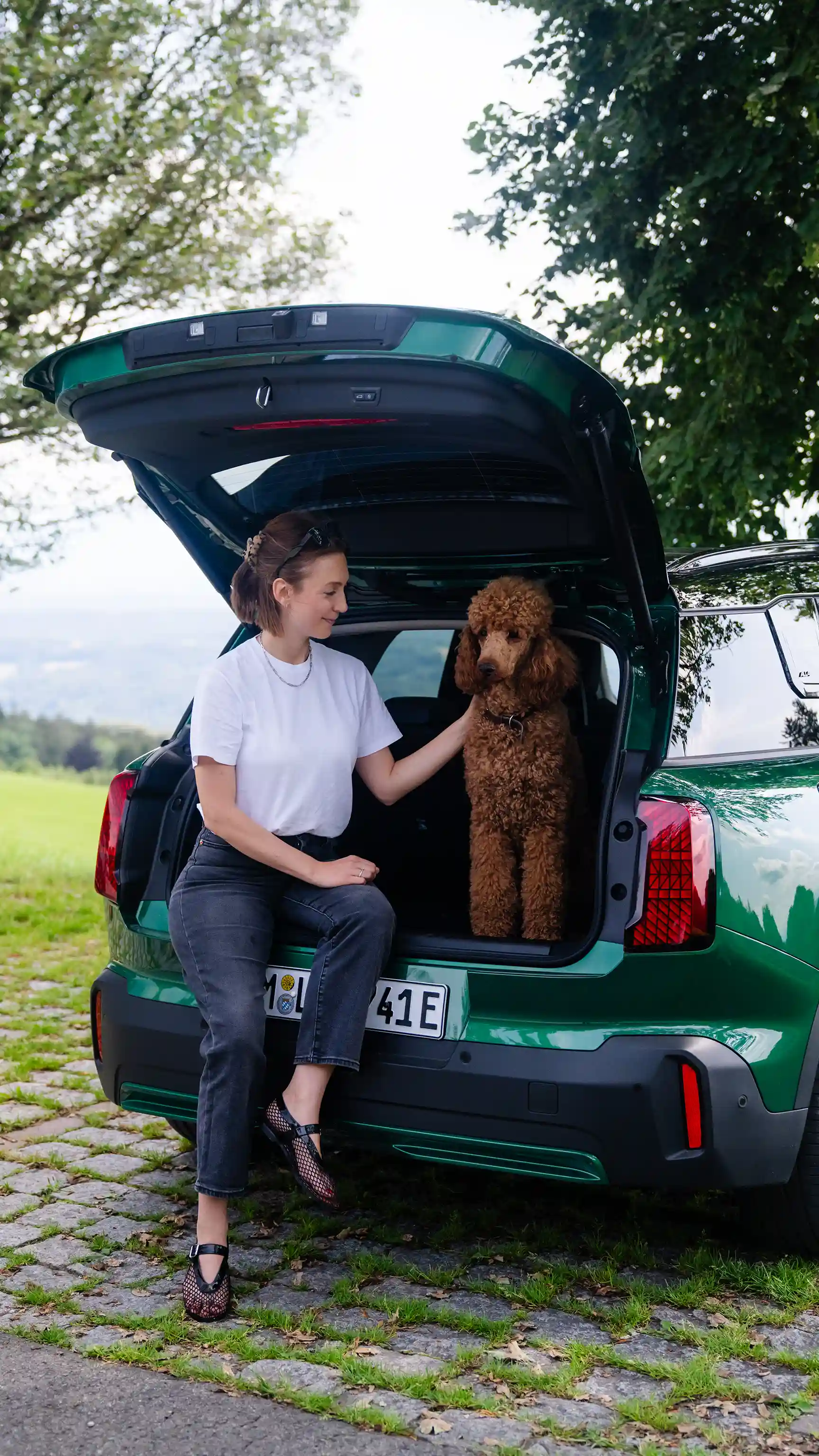 Elektromos MINI Countryman - Kutya a csomagtérben