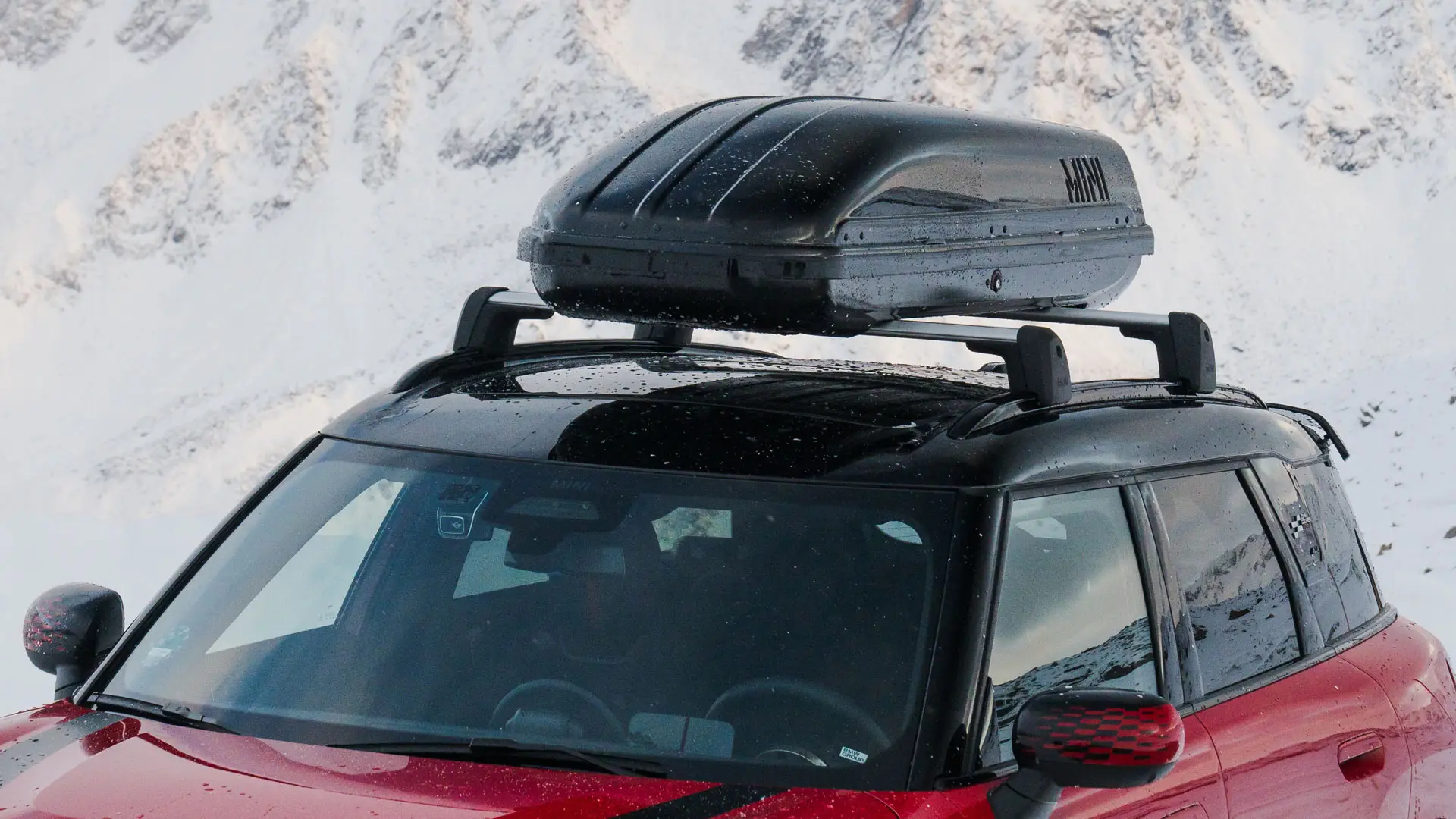 Chili Red II fényezésű MINI Countryman fekete MINI 320 tetődobozzal.