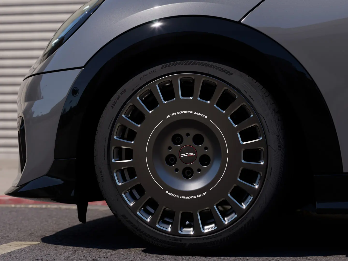 A Frozen Midnight Grey színű MINI JCW 18” méretű Rallye Spoke 964 kivitelű, gyémántcsiszolású keréktárcsa részleteit mutató közeli kép. 