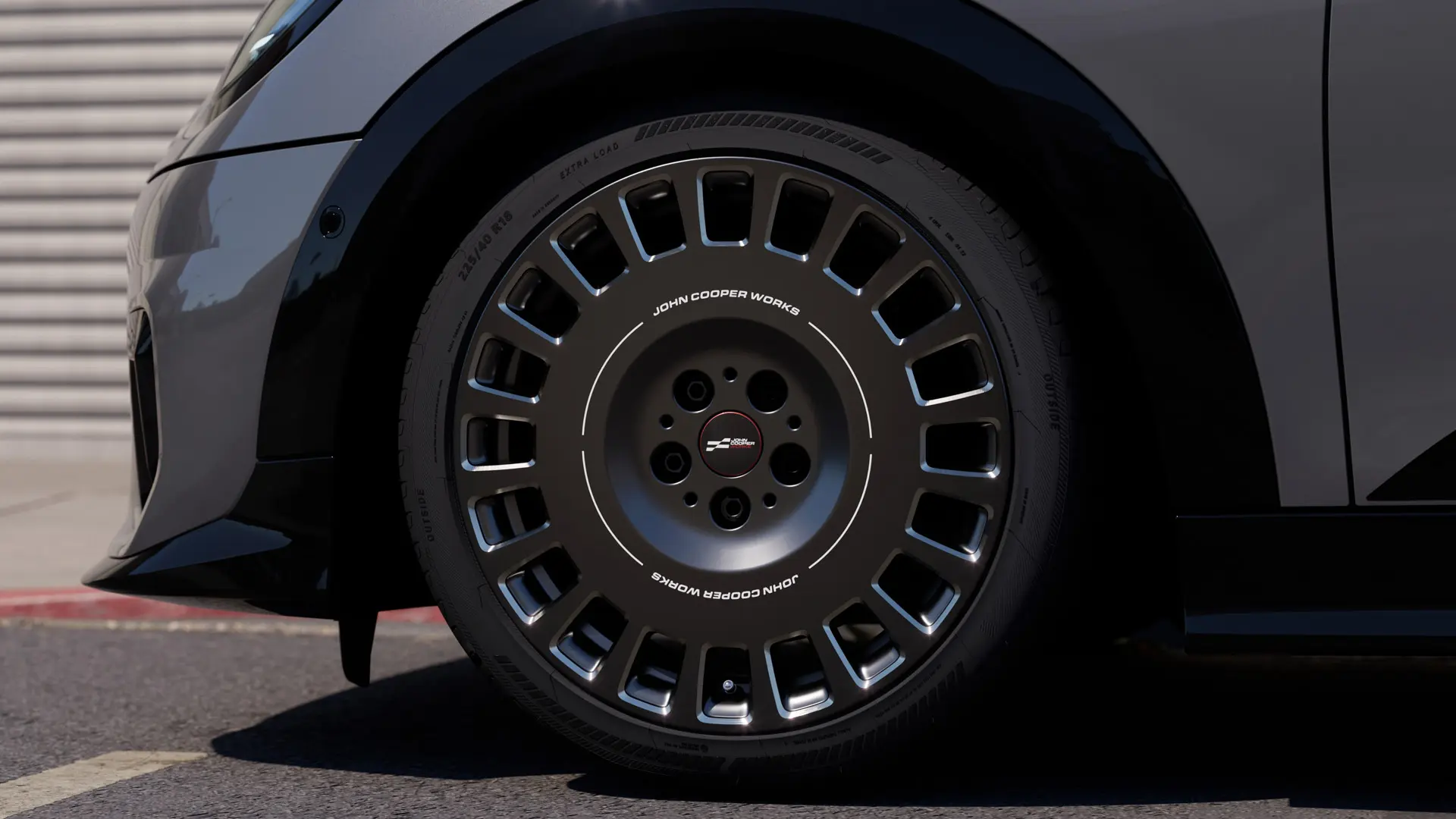 A Frozen Midnight Grey színű MINI JCW 18” méretű Rallye Spoke 964 kivitelű, gyémántcsiszolású keréktárcsa részleteit mutató közeli kép. 