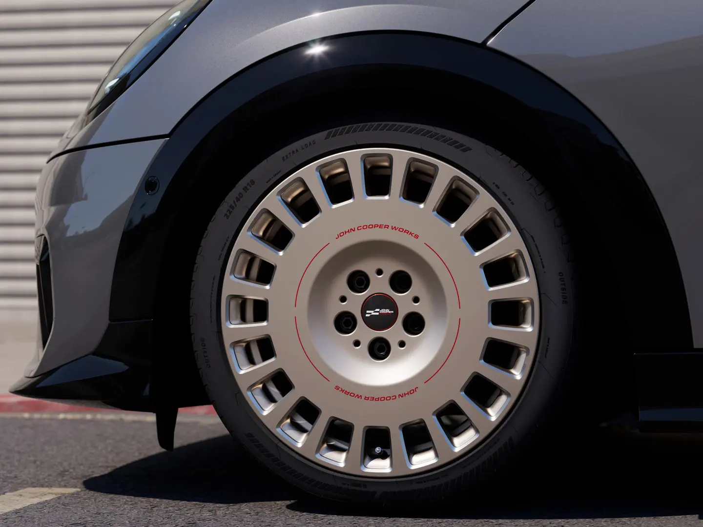 MINI JCW 18” méretű Rallye Spoke 964 kivitelű, Vibrant Silver és gyémántcsiszolású könnyűfém keréktárcsák, jóváhagyott csillagjelzésű gumiabroncsokkal. 