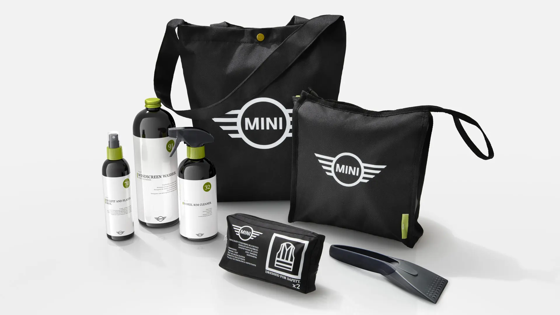 MINI Car Care Set tisztítószerek széles választéka fekete MINI márkajelzésű táskákban.