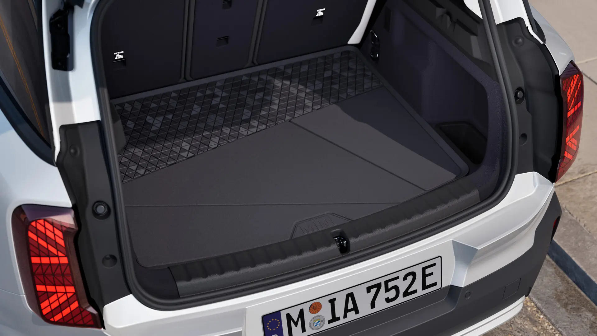 Fekete, egyedi kialakítású MINI csomagtartószőnyeg magas, körbefutó széllel, amely védelmet nyújt a szennyeződéstől és a nedvességtől.