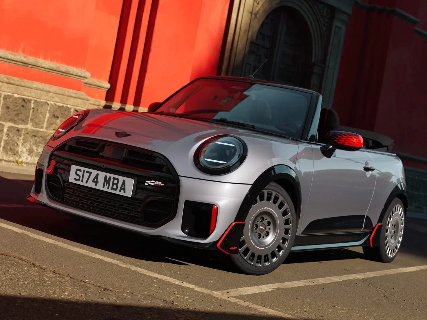 Ezüst színű MINI Cabrio sportos JCW-stílusú termékekkel büszkélkedhetsz, beleértve a MINI JCW visszapillantó-tükör burkolatokat, sportcsíkokat és szárnyakat.