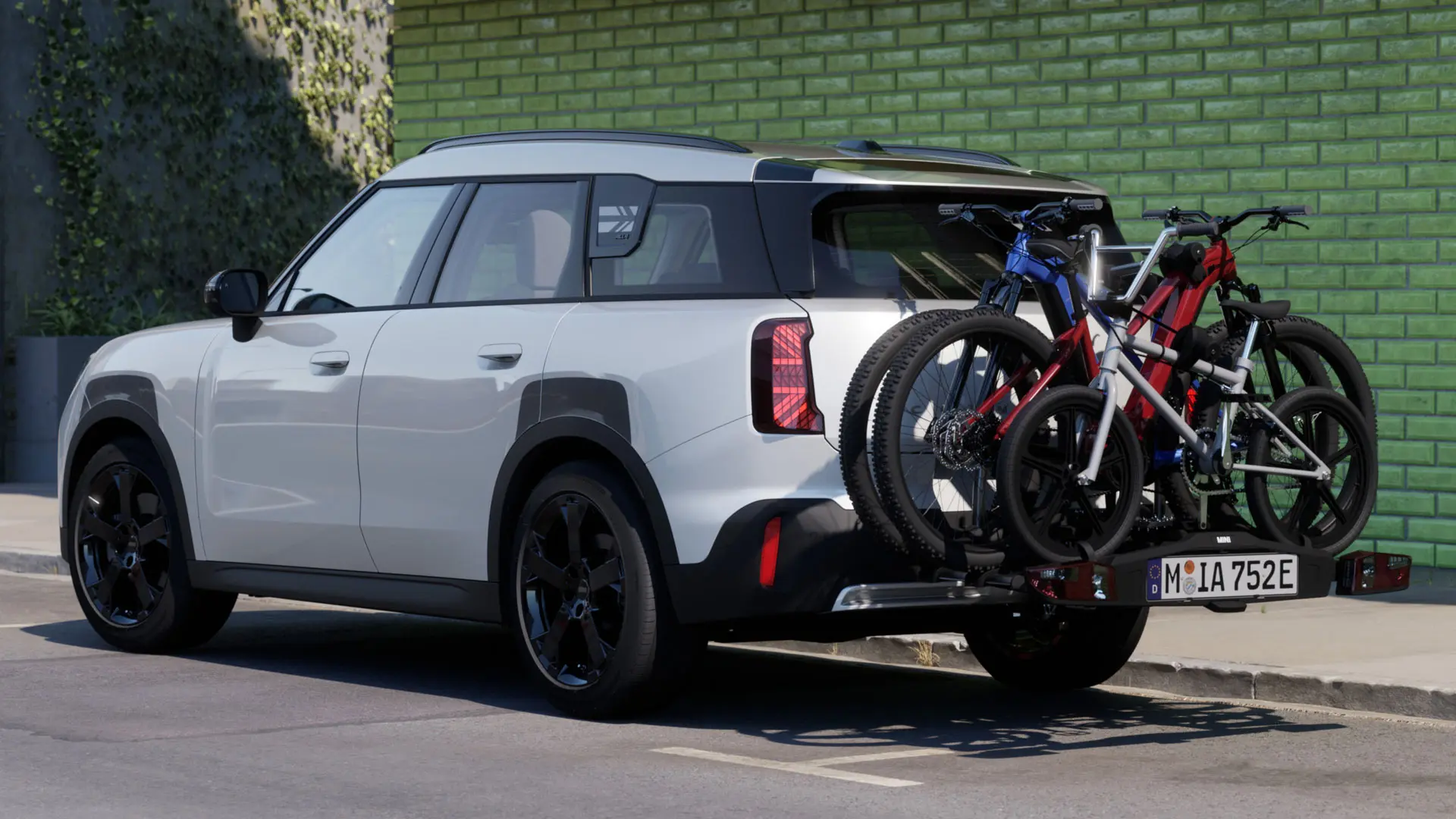 Nanuq White színű MINI Aceman Pro 3.0 hátsó MINI kerékpártartóval felszerelt, két hegyi kerékpárral és egy gyermekkerékpárral.