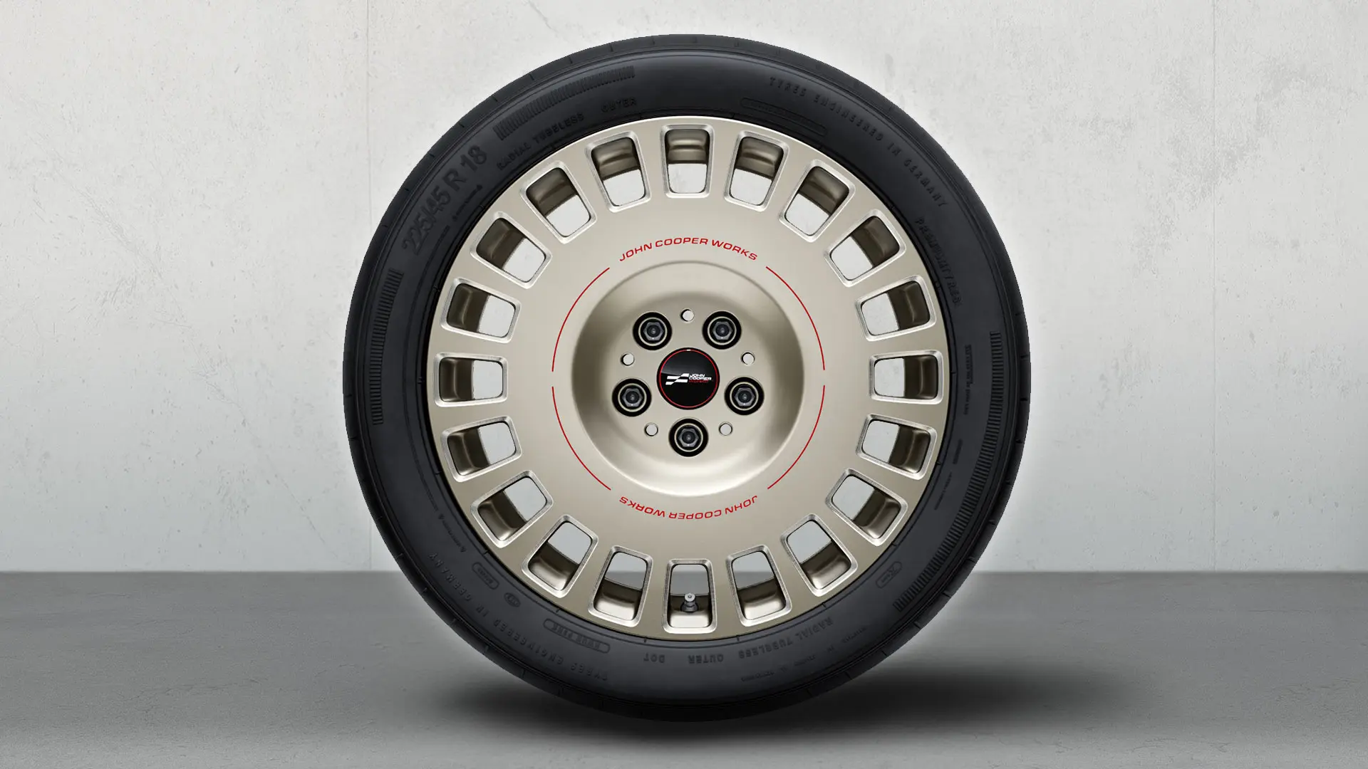 Közelkép – 18" JCW Rallye Spoke 992 keréktárcsa Vibrant Silver kétszínű kivitelben, fényesre csiszolt.