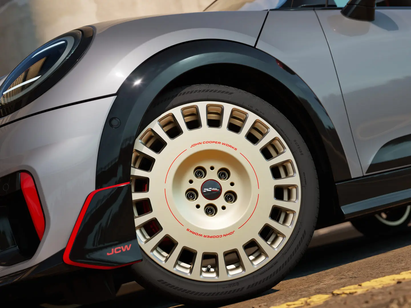 Közelkép a Vibrant Silver kétszínű, gyémántcsiszolással és első szárnytoldattal rendelkező 18" JCW Rallye Spoke 964 kerékről.