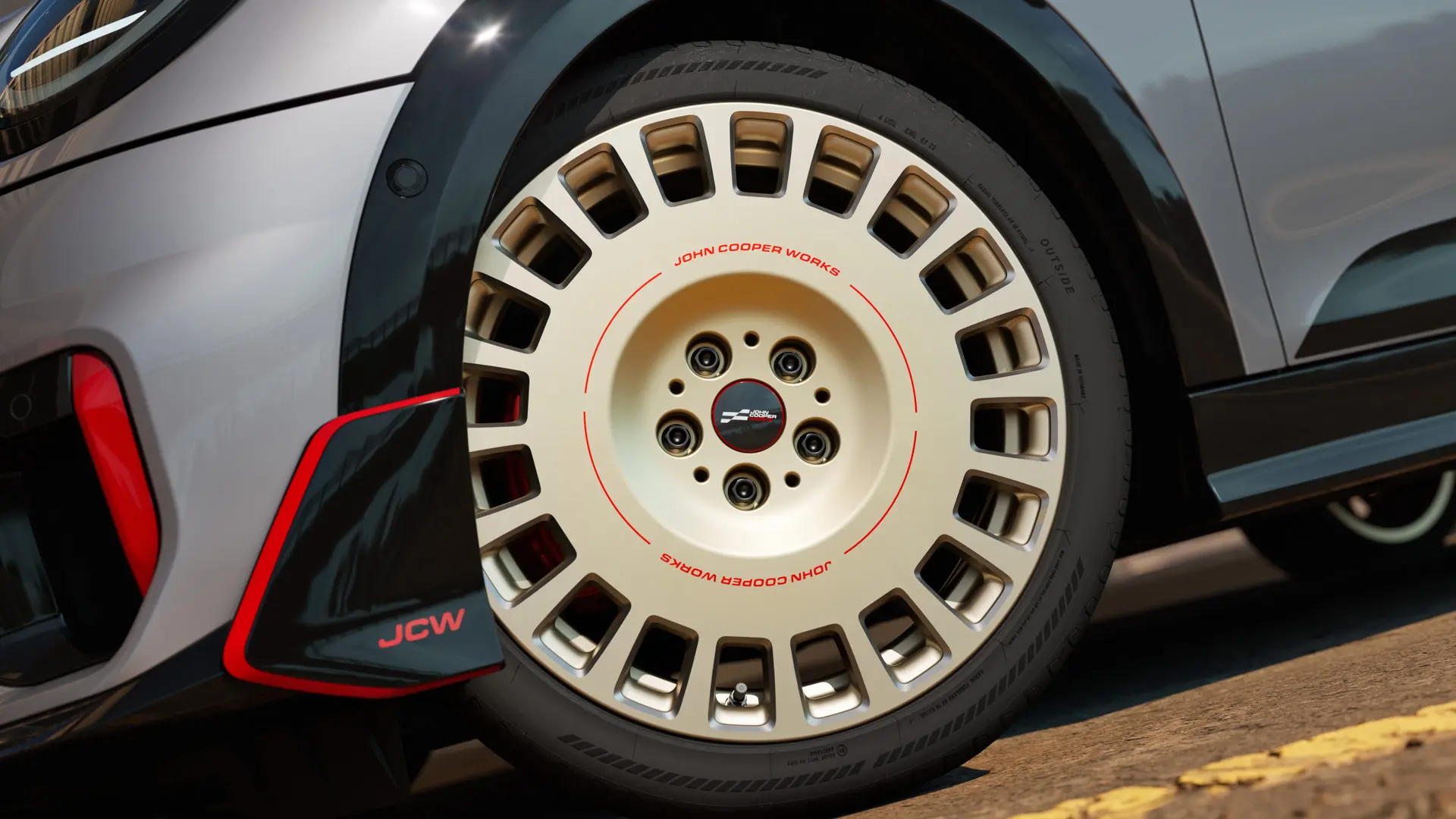 Közelkép a Vibrant Silver kétszínű, gyémántcsiszolással és első szárnytoldattal rendelkező 18" JCW Rallye Spoke 964 kerékről.