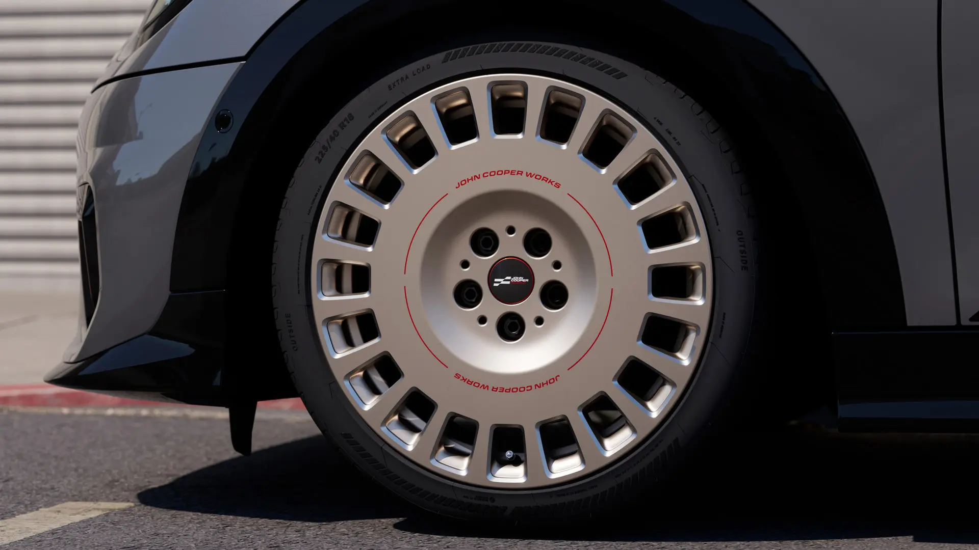 MINI JCW 18" Rallye Spoke 964 könnyűfém keréktárcsa Vibrant Silver színben, masszívabb, zárt küllős kialakítással. 