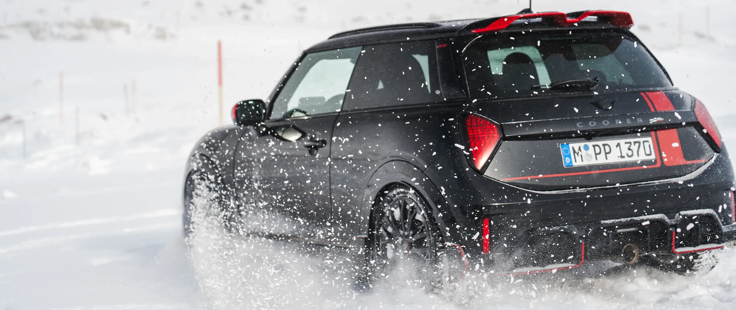 Egy hóban haladó MINI Cooper JCW hátulról.