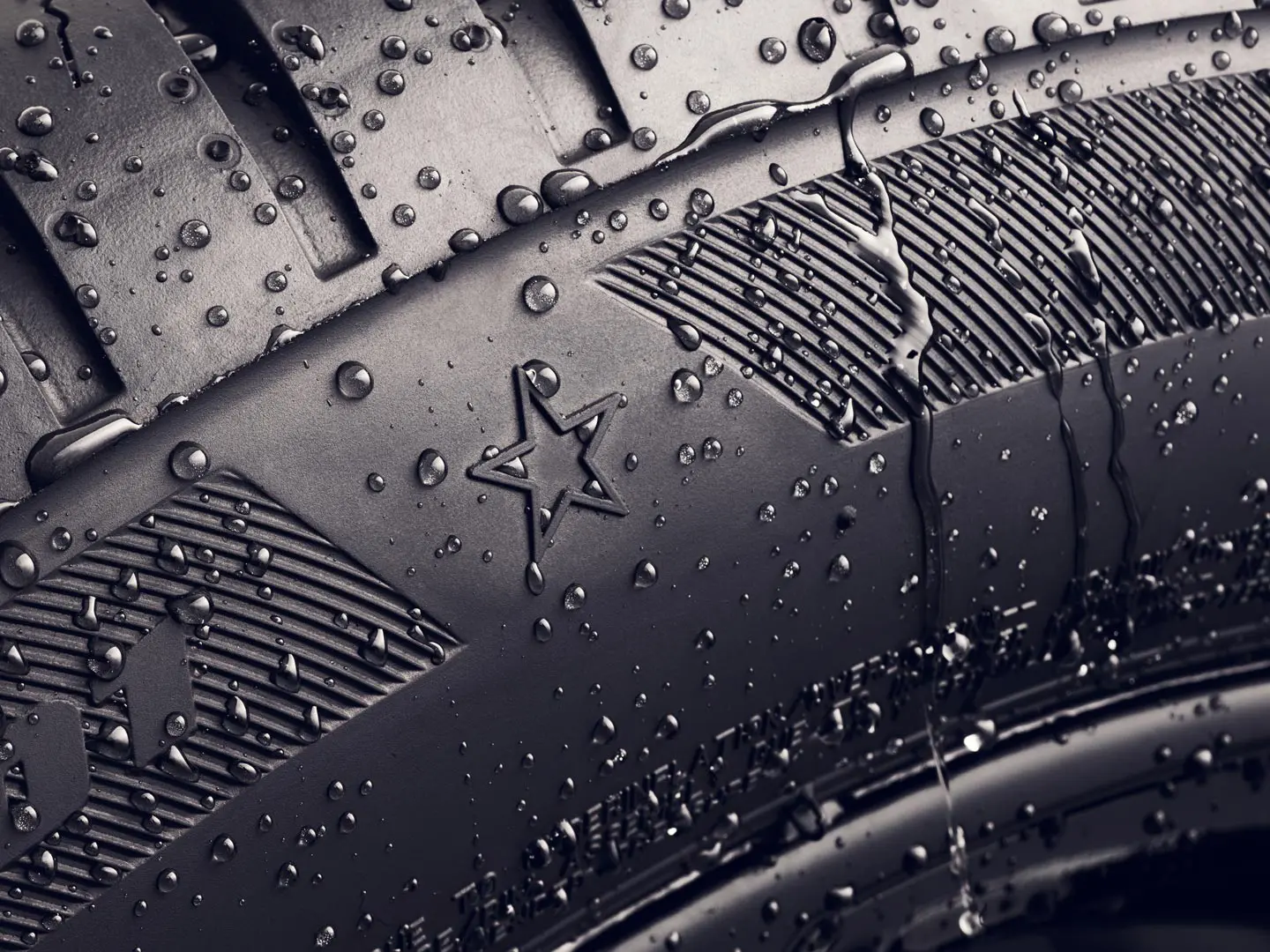 A gumiabroncs oldalfaláról készült közelkép a csillag szimbólummal – amely azt jelzi, hogy a gumiabroncs a MINI járművek optimális teljesítményét szavatolja. 