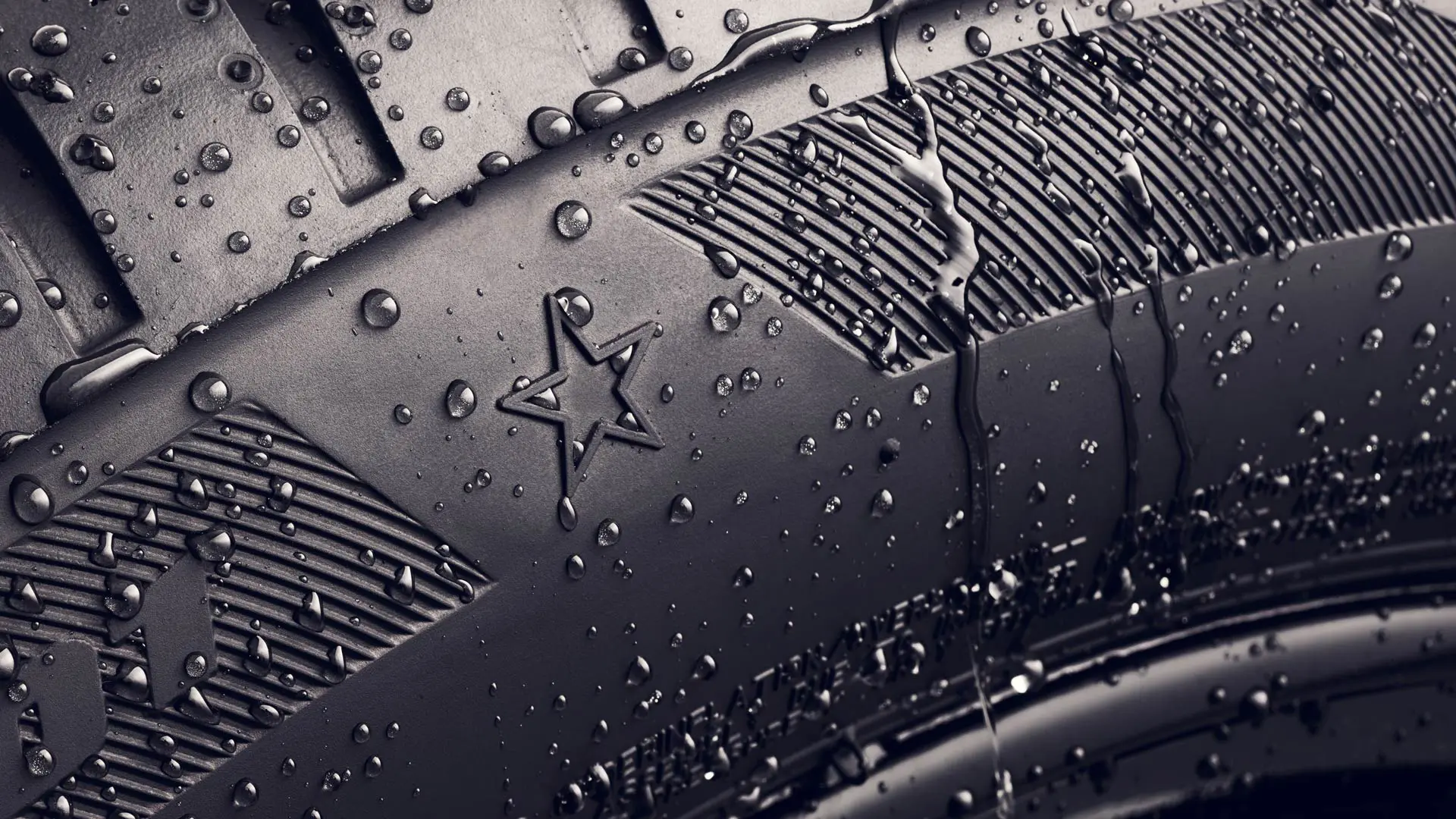 A gumiabroncs oldalfaláról készült közelkép a csillag szimbólummal – amely azt jelzi, hogy a gumiabroncs a MINI járművek optimális teljesítményét szavatolja. 