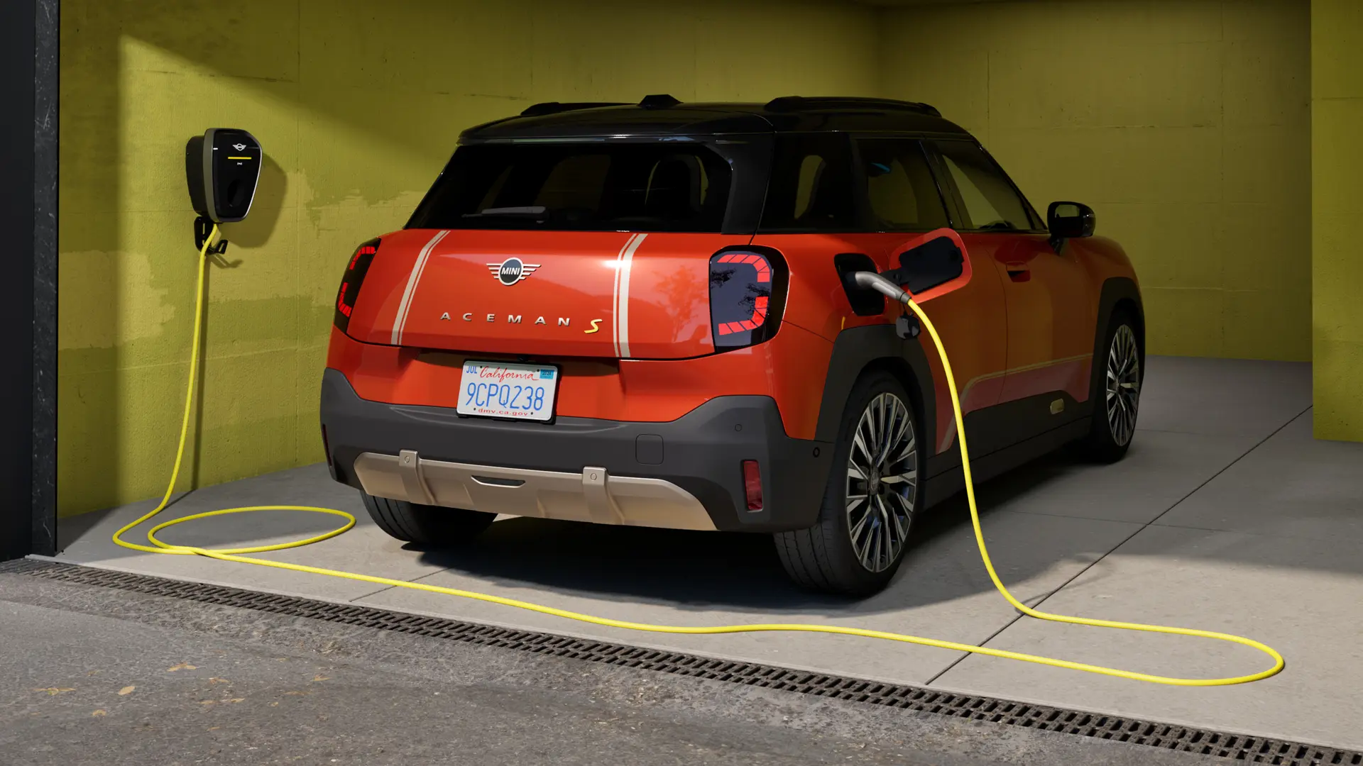 Egy tisztán elektromos hajtású, garázsban álló, MINI Wallbox Plus készülékről töltött MINI Aceman hátulról.