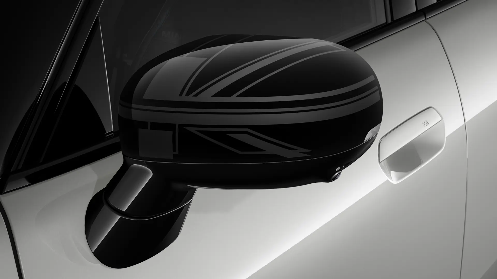 Egy ezüstszínű, Night Union Jack tükörburkolatokkal ellátott 3 ajtós MINI Cooper.