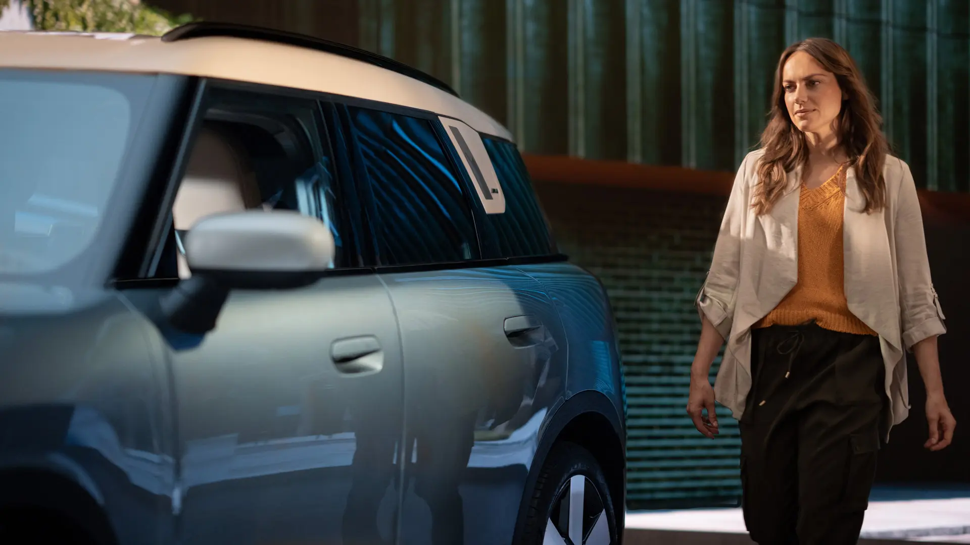 Női ügyfél egy MINI Márkakereskedésben a MINI Financial Servicesre vonatkozó tanácsadást követően. 