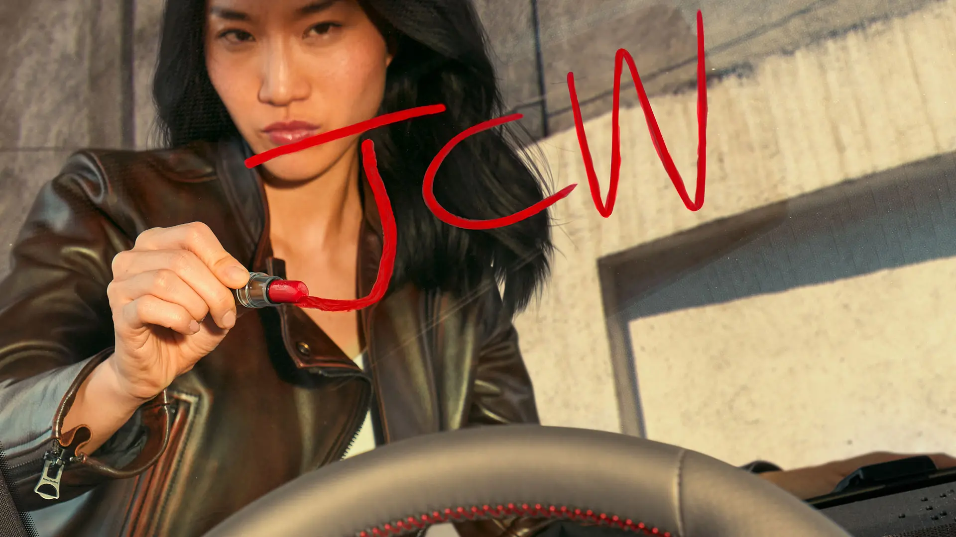 Egy nő egy MINI-központban JCW-tesztvezetésre vár. 