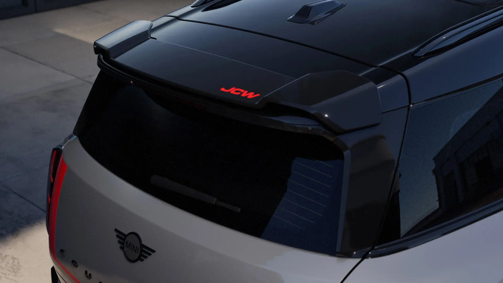 MINI John Cooper Works tetőlégterelő-toldat John Cooper Works Chili Red dekorral.