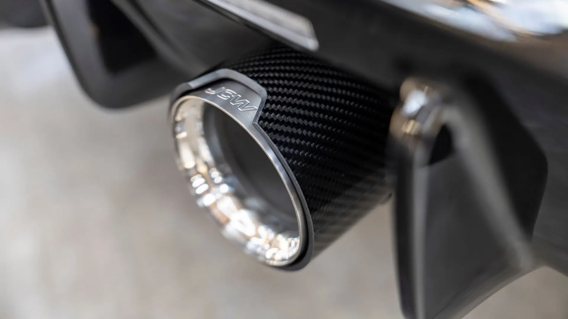 A kipufogórendszerhez rögzíthető MINI John Cooper Works karbon kipufogóvég motorsportos megjelenést kölcsönöz az autódnak. 