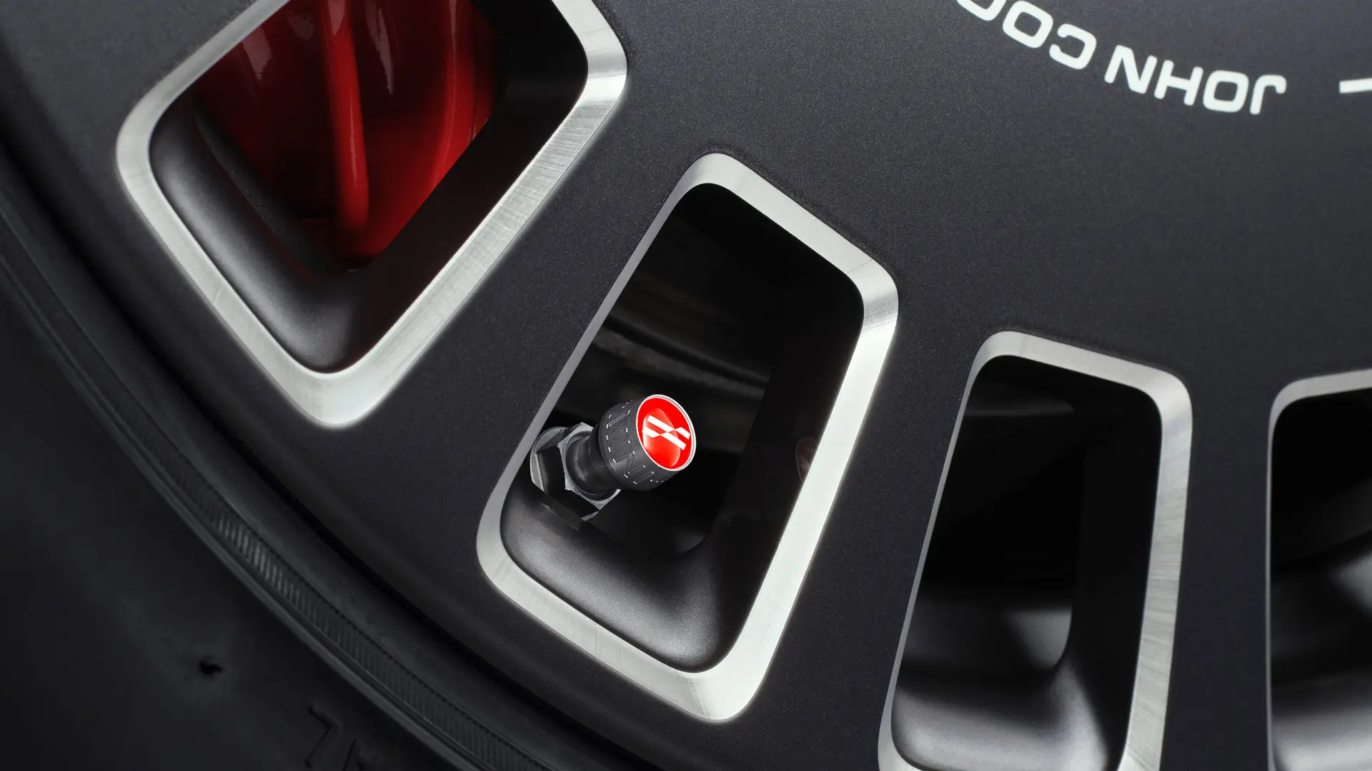 A John Cooper Works alumínium szelepsapkák elegáns piros stíluselemként dobják fel a gumiabroncsot. 