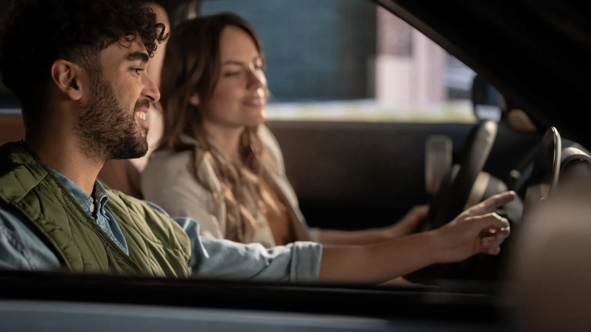 Egy pár egy MINI-ben.