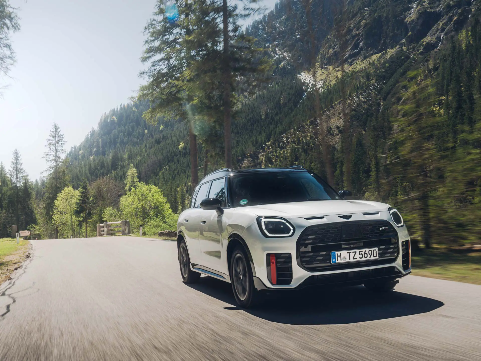 MINI Countryman az országúton.