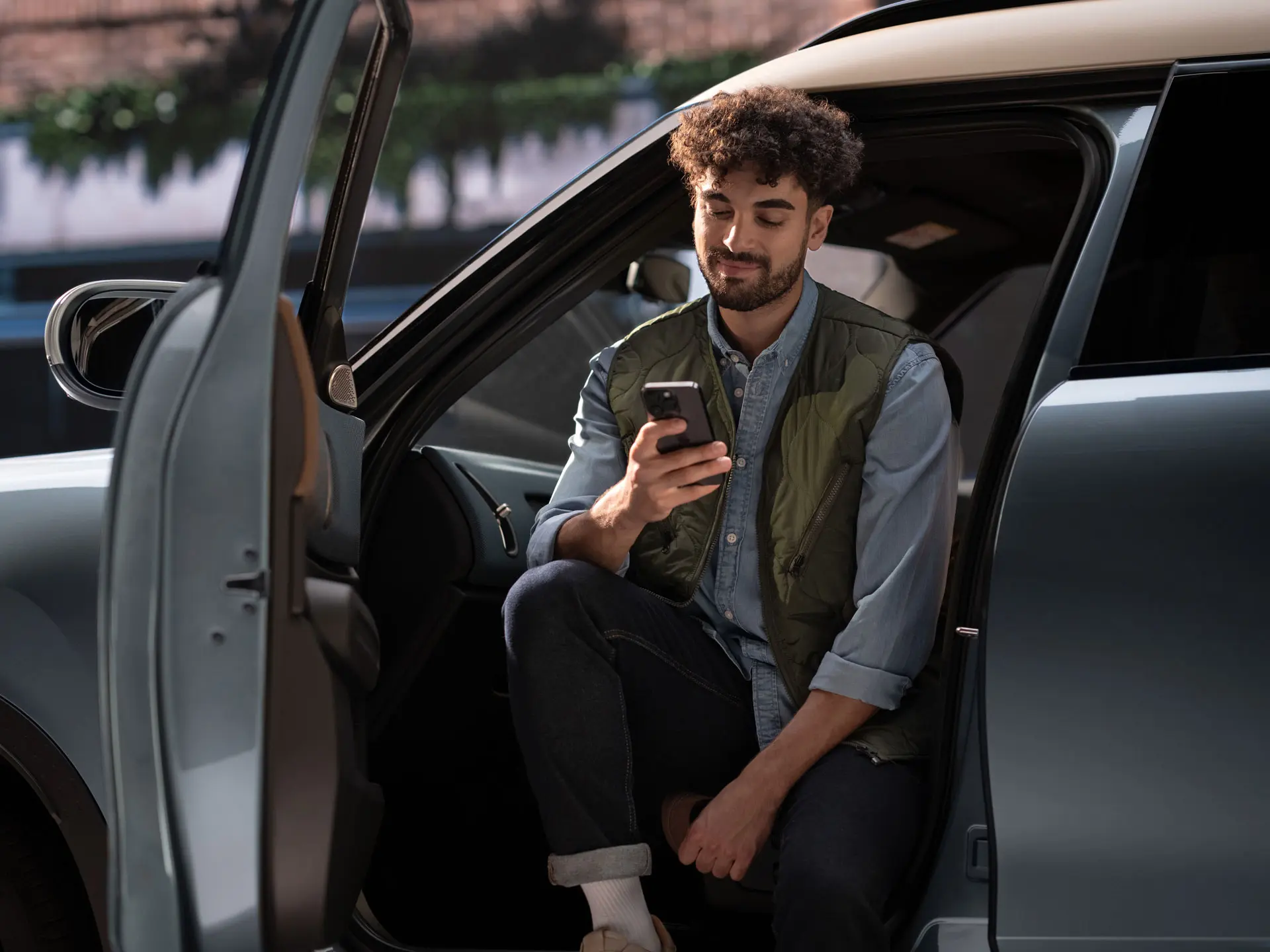 Egy férfi mobiltelefonon keresztül foglal időpontot egy szervizbe.