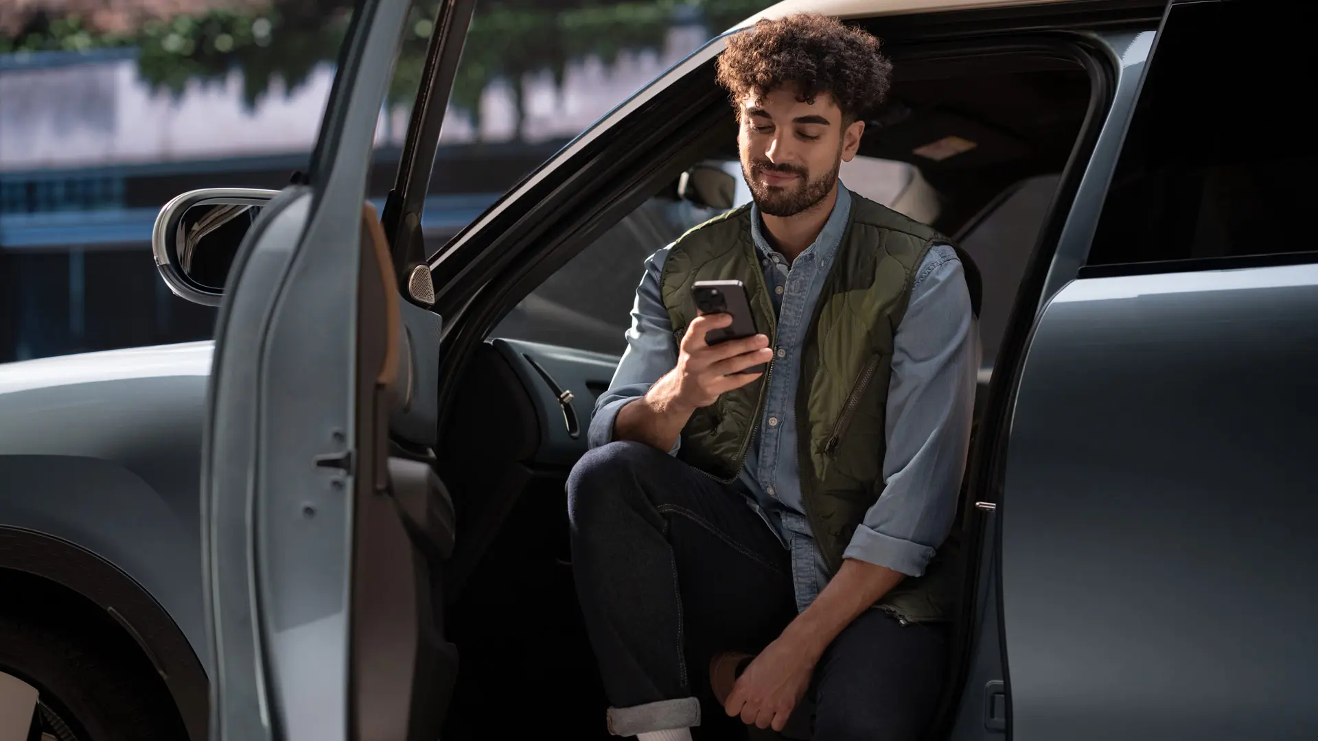 Egy férfi mobiltelefonon keresztül foglal időpontot egy szervizbe.