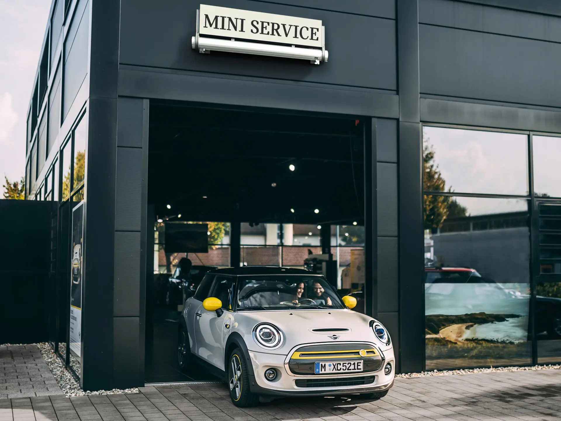 Egy MINI elhagyja a MINI szervizközpontot.