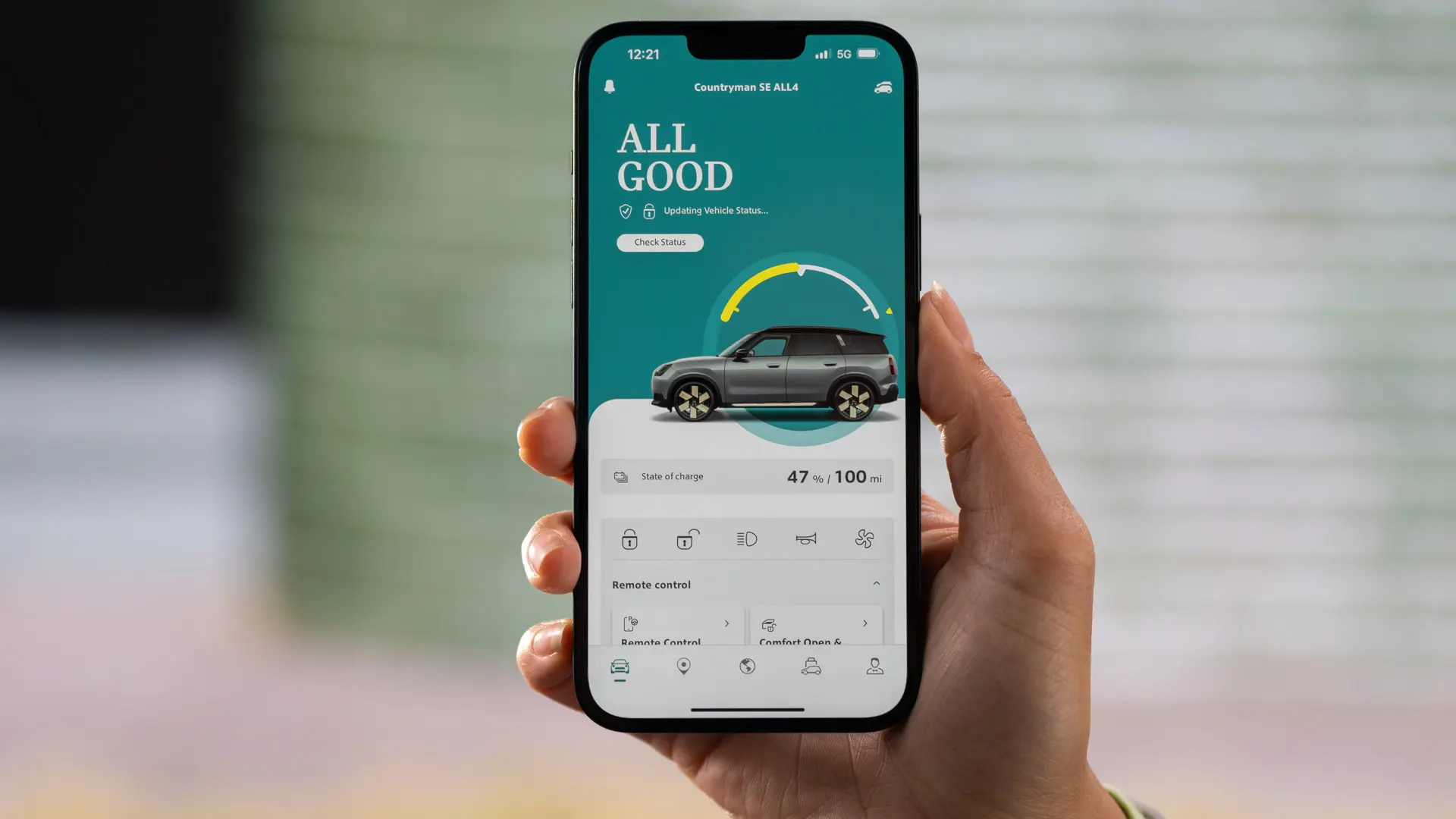 A töltési állapotot és a még elérhető becsült hatótávolságot mutató távoli szolgáltatás a MINI Appban. 