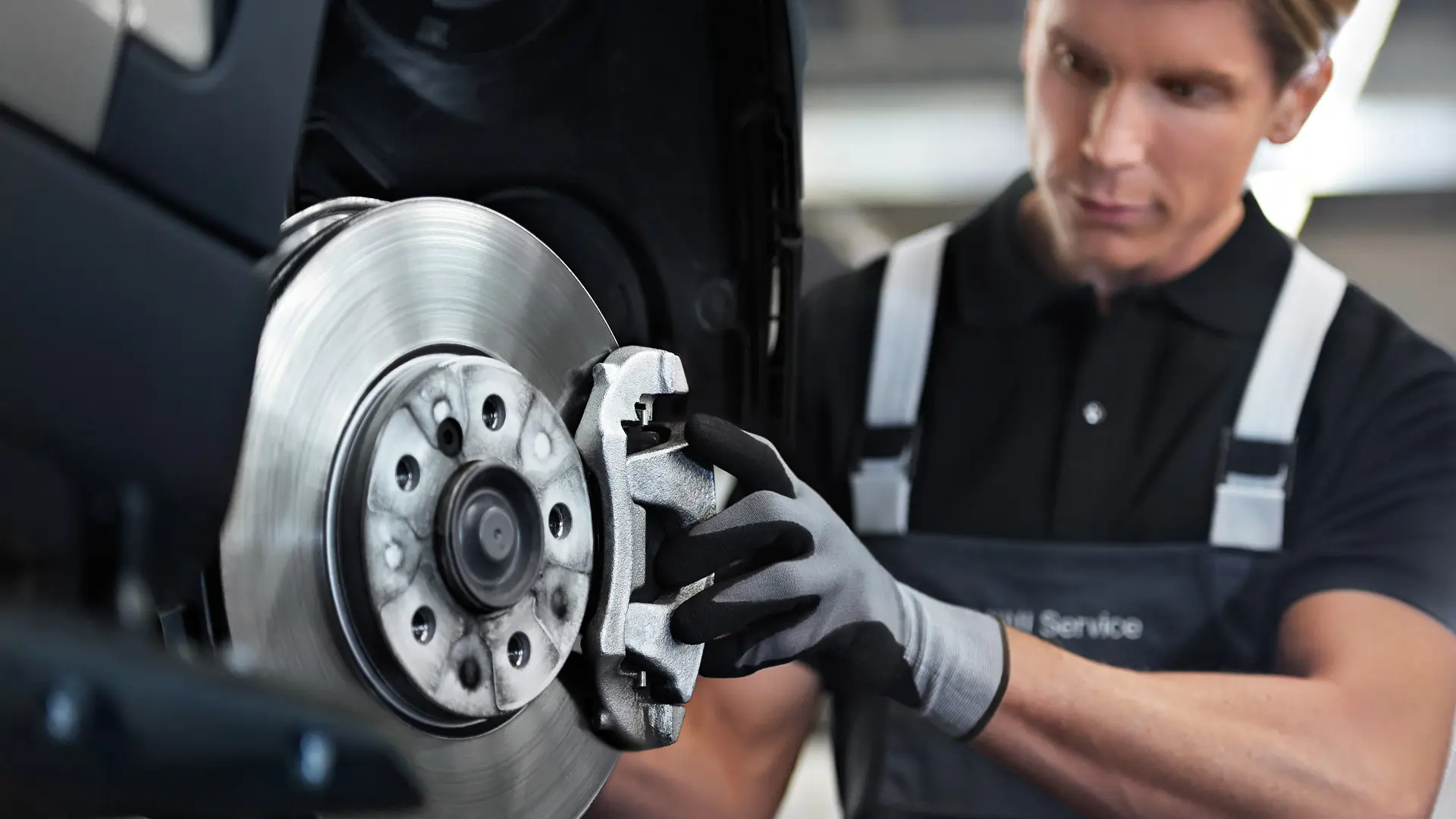 A MINI munkatársa ellenőrzi a fékeket